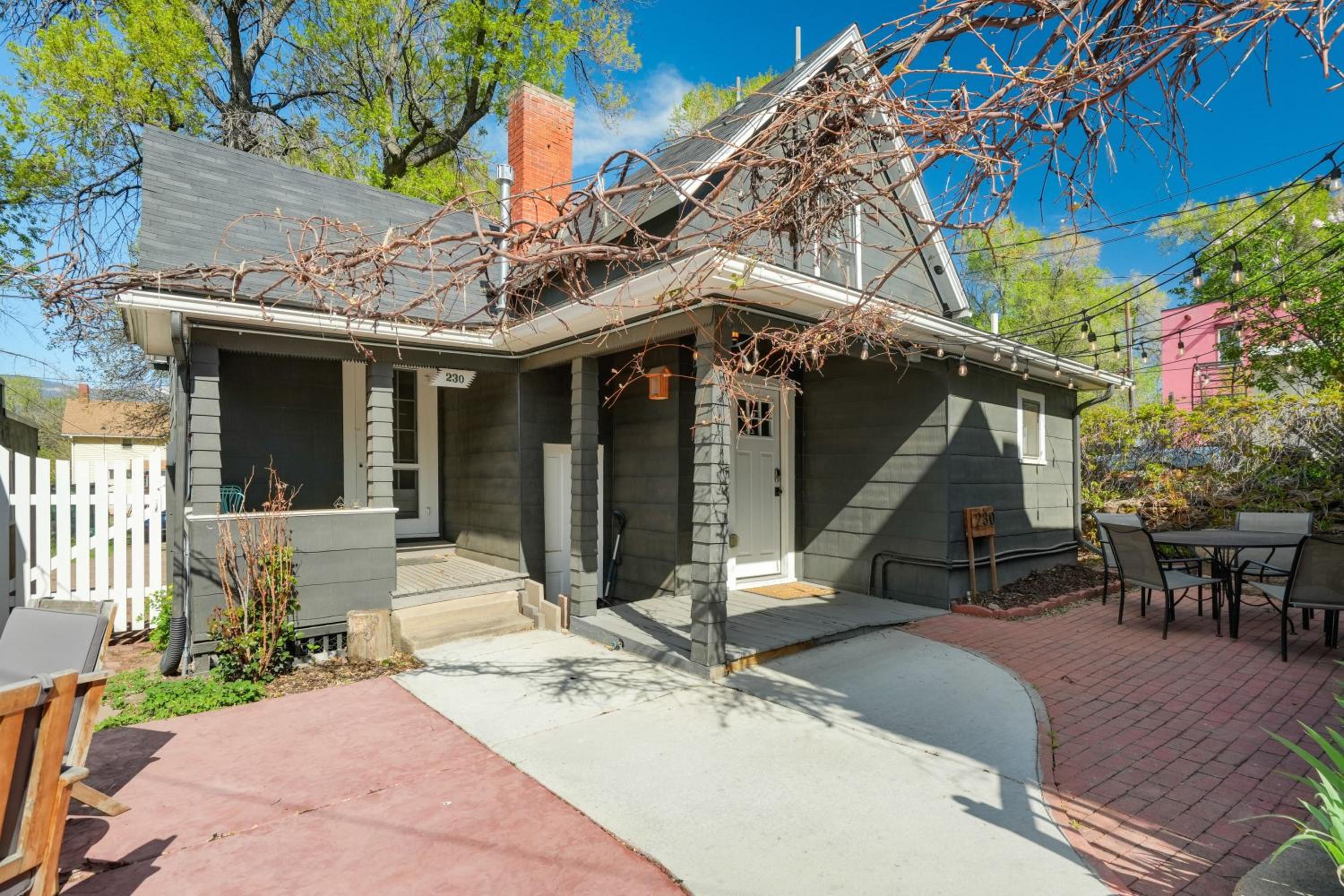 3BR Custom Build with Firepit Downtown Nearby