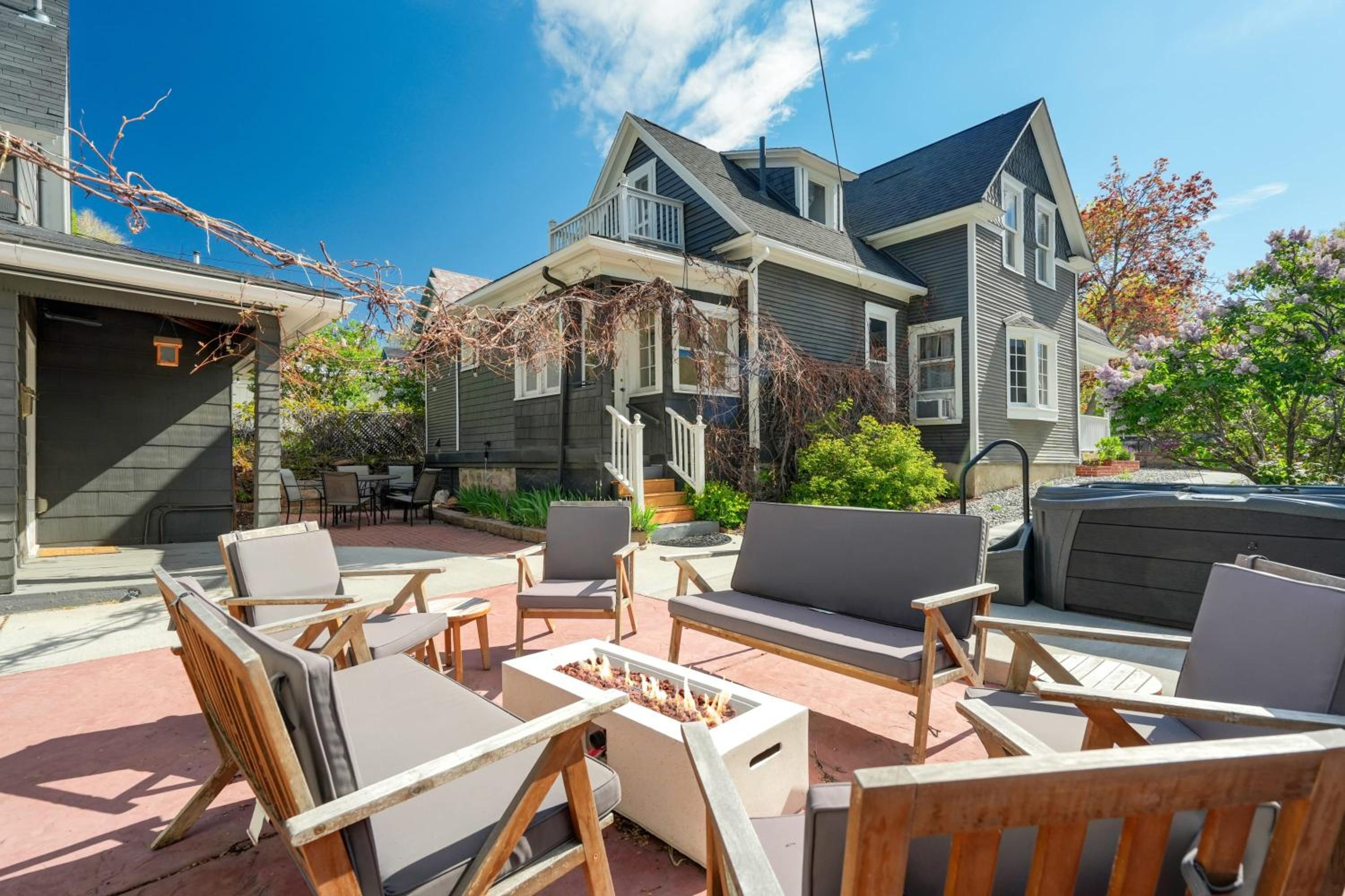3BR Custom Build with Firepit Downtown Nearby