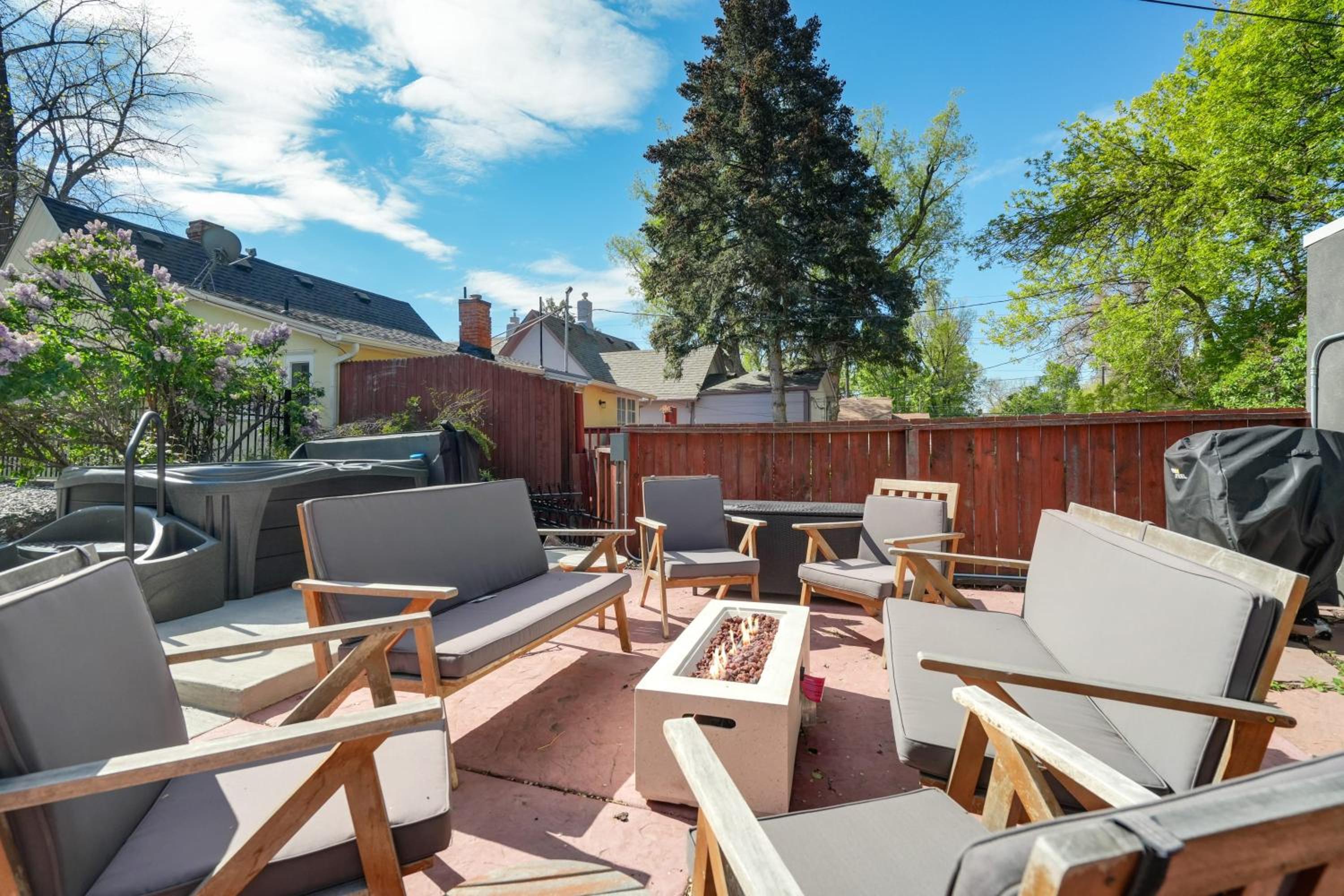 3BR Custom Build with Firepit Downtown Nearby