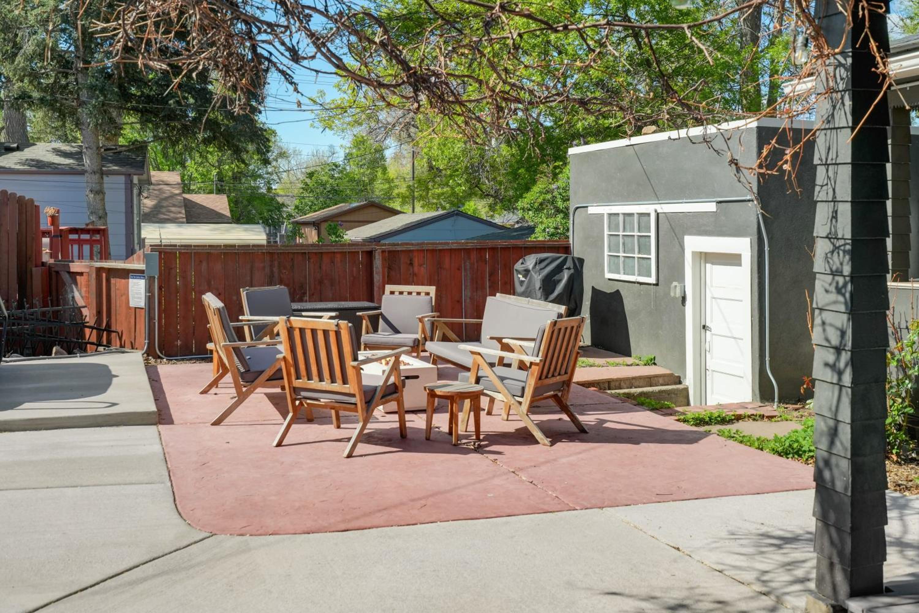 3BR Custom Build with Firepit Downtown Nearby