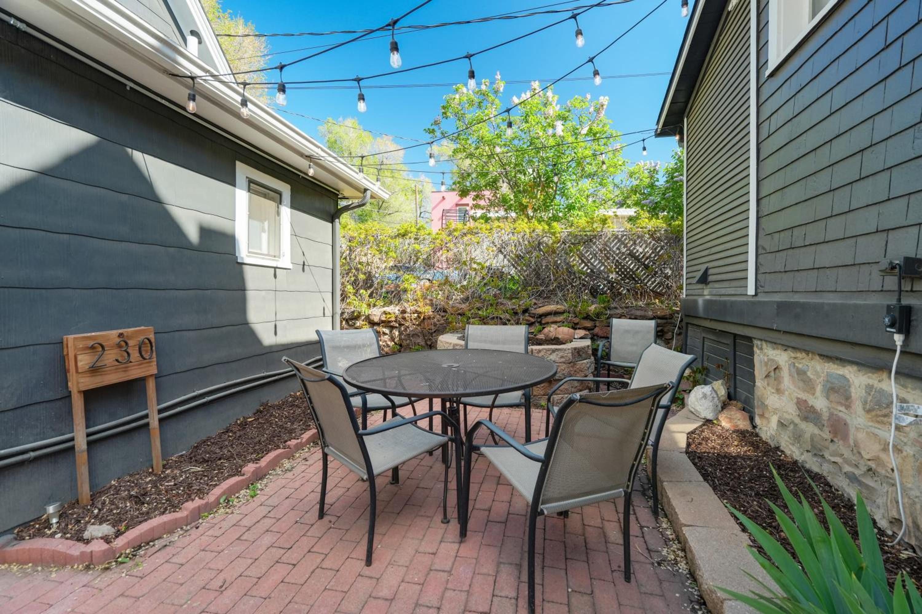 3BR Custom Build with Firepit Downtown Nearby