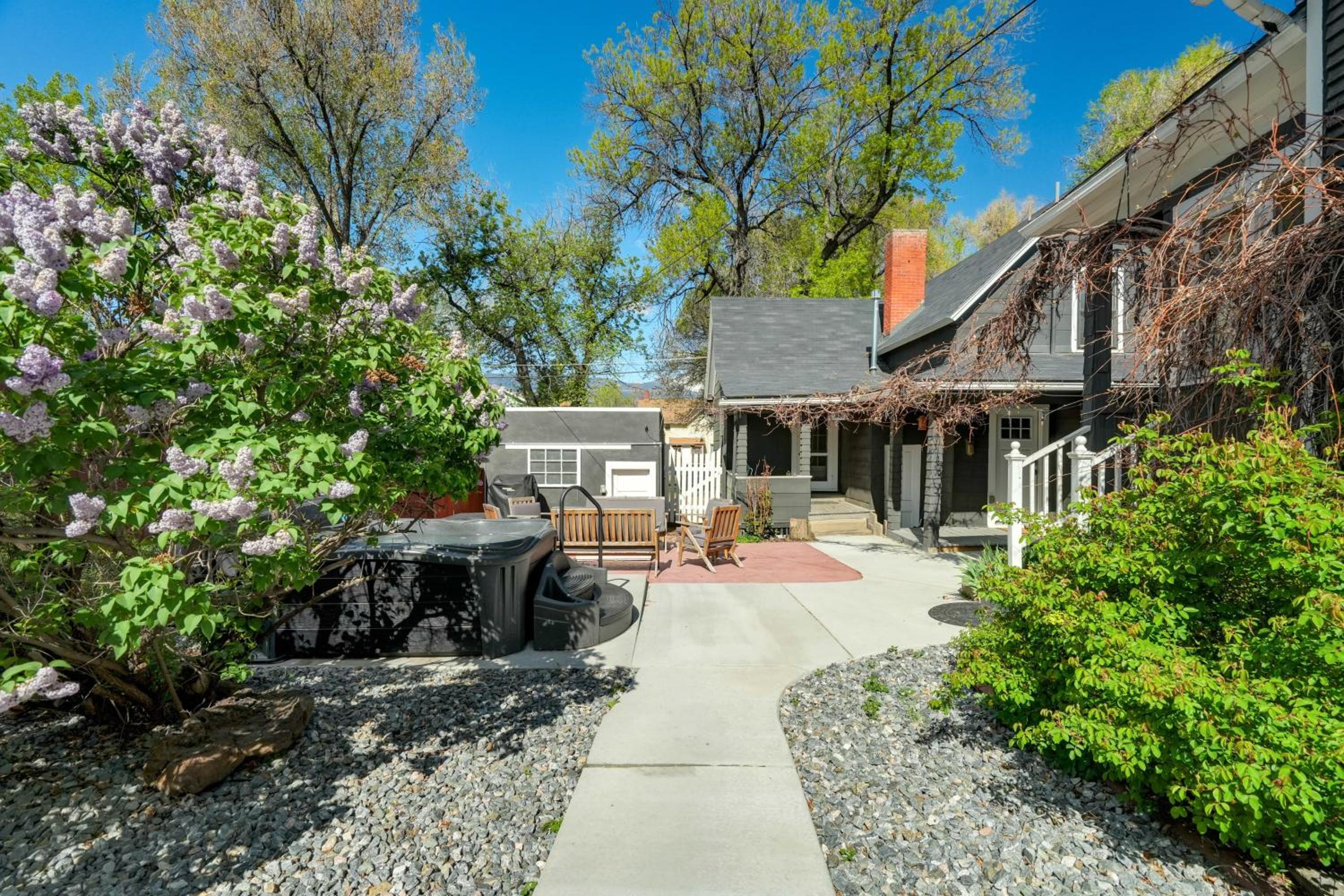 3BR Custom Build with Firepit Downtown Nearby
