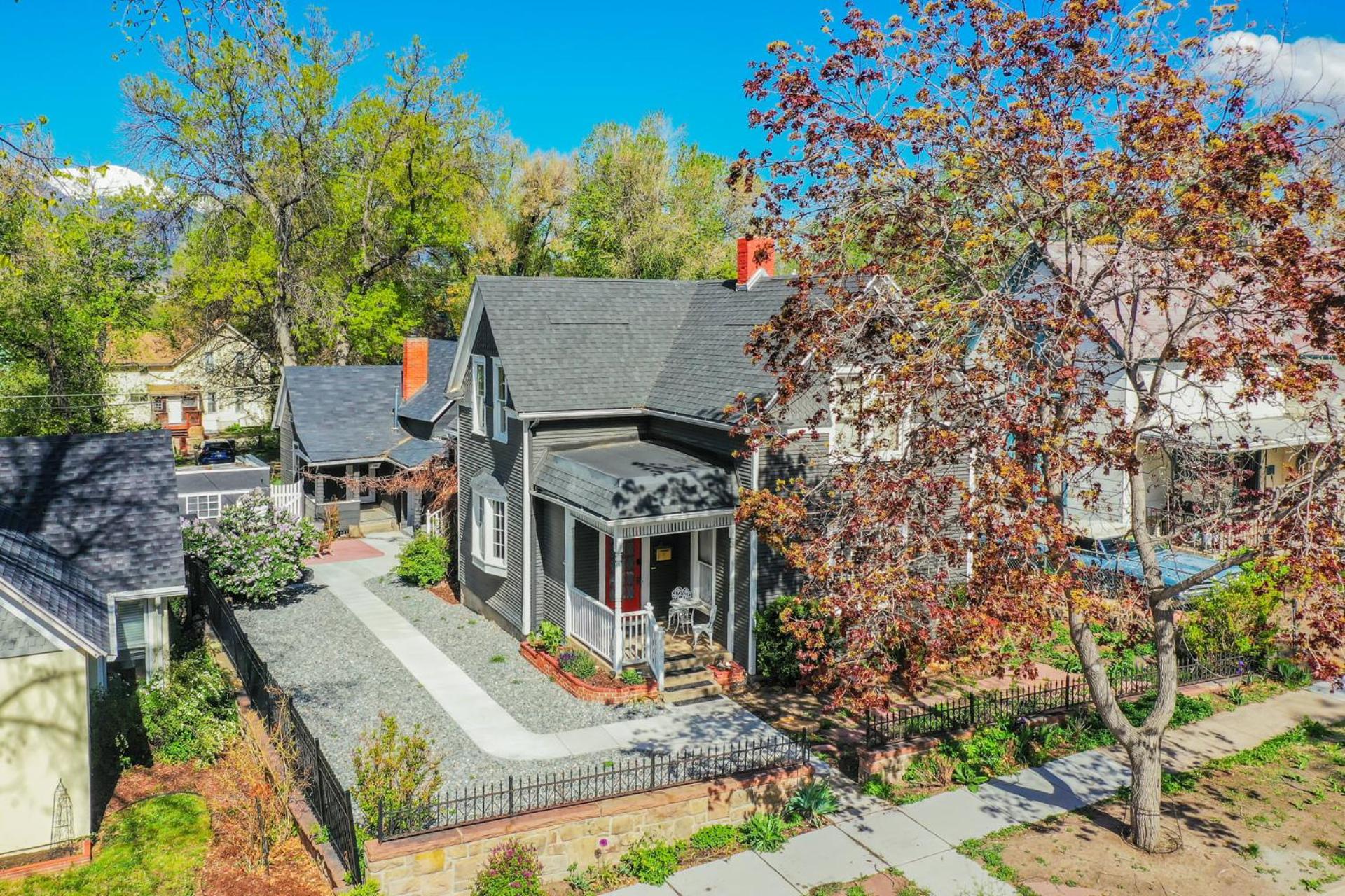 3BR Custom Build with Firepit Downtown Nearby