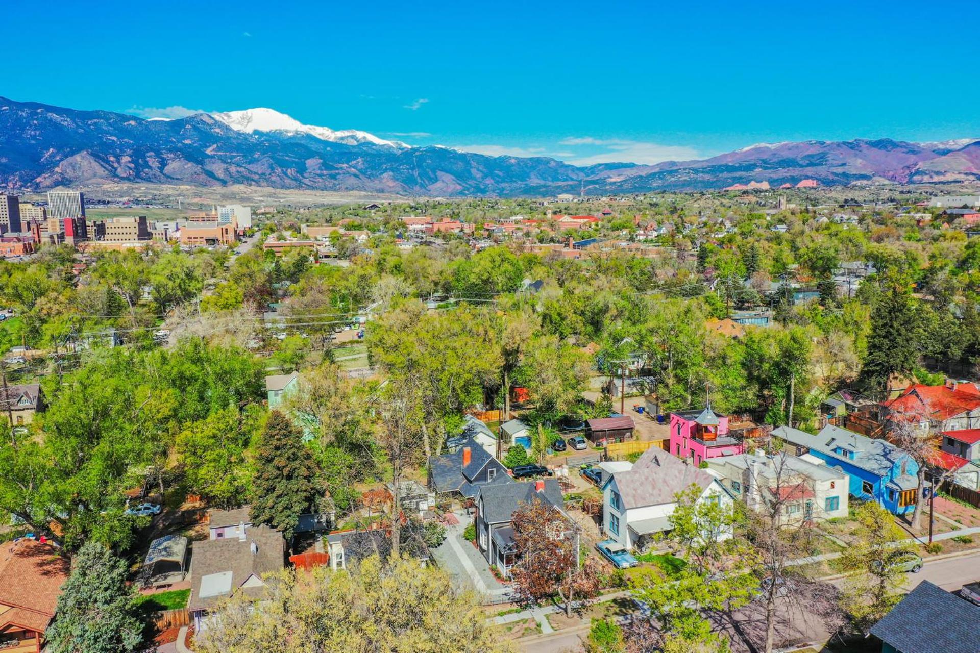3BR Custom Build with Firepit Downtown Nearby