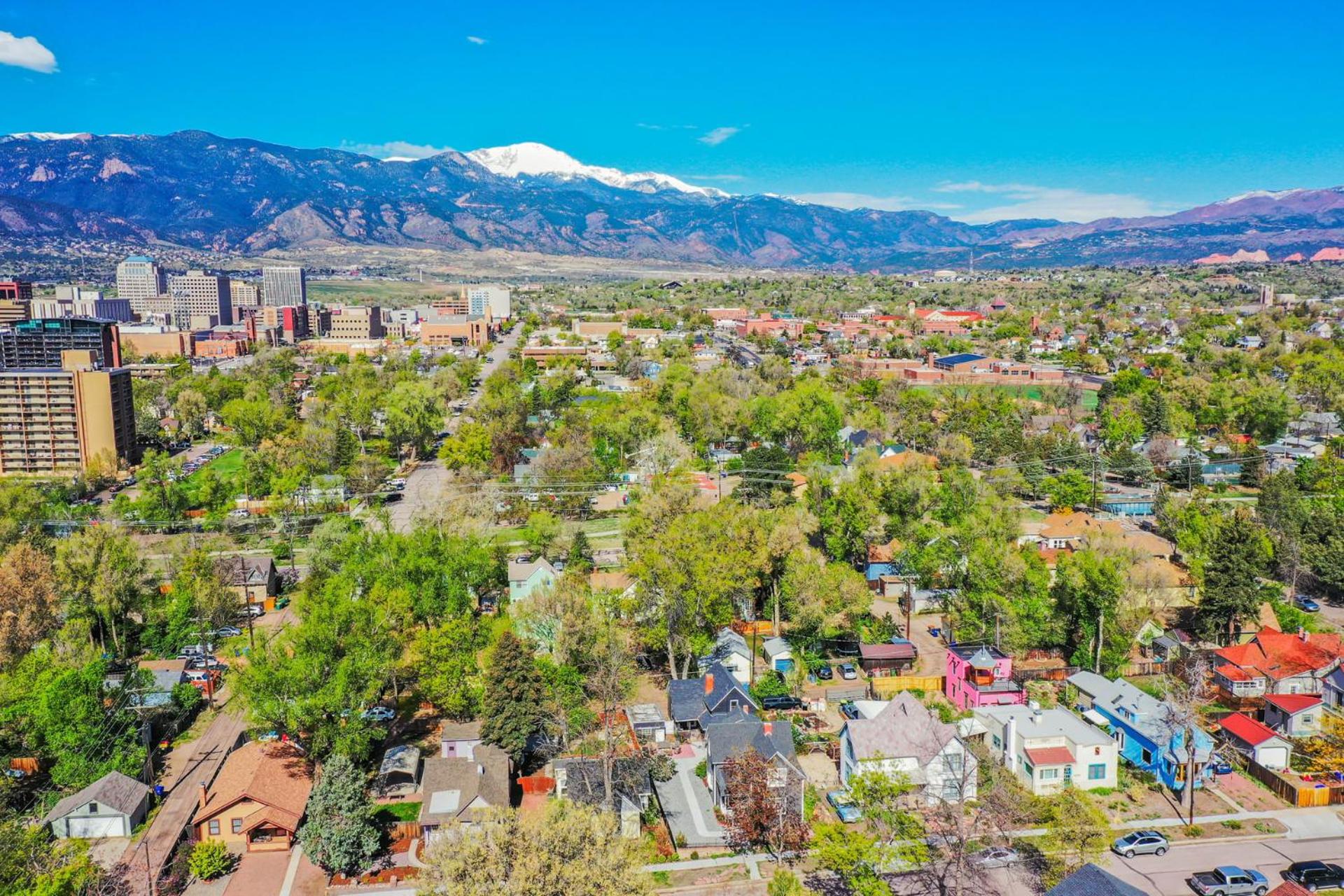 3BR Custom Build with Firepit Downtown Nearby