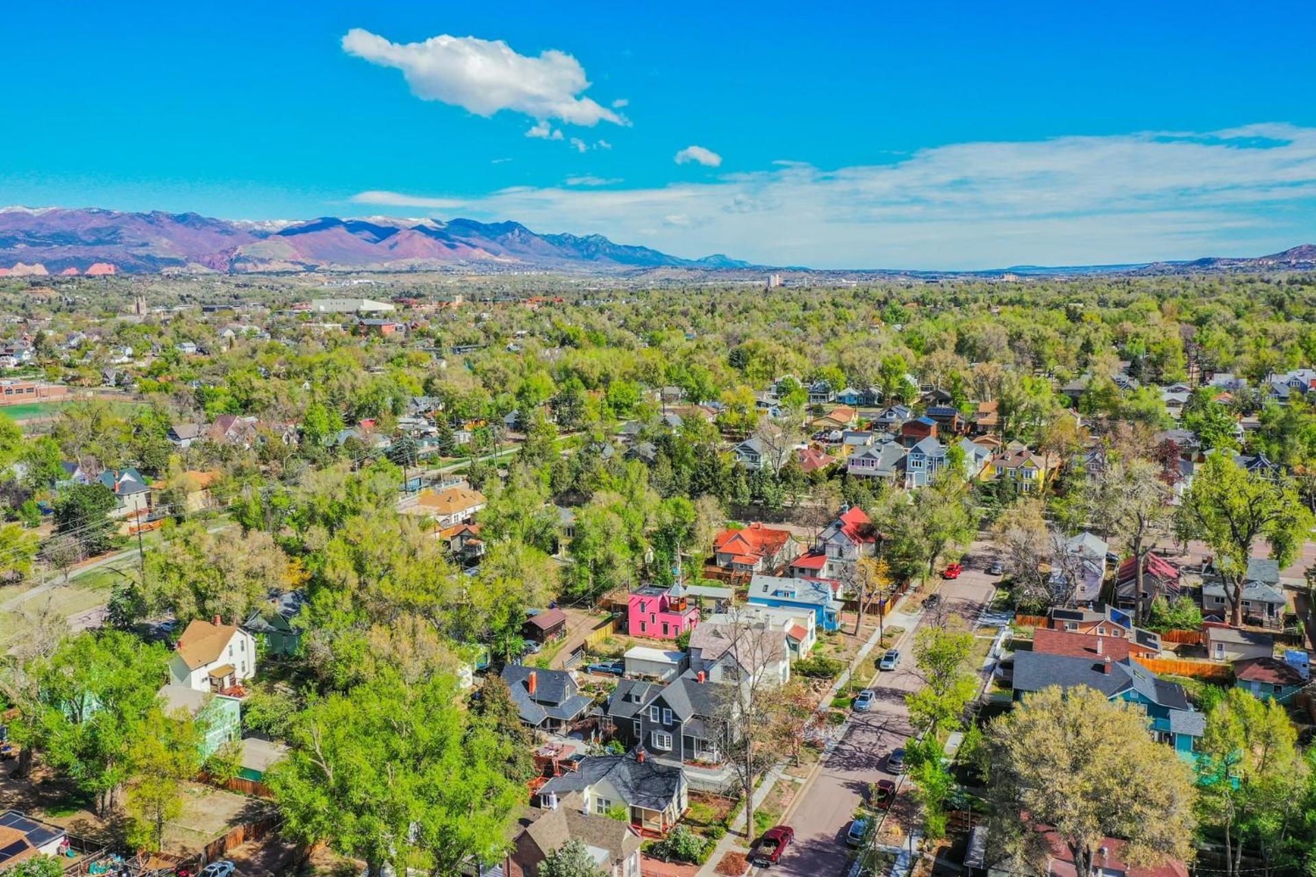 3BR Custom Build with Firepit Downtown Nearby