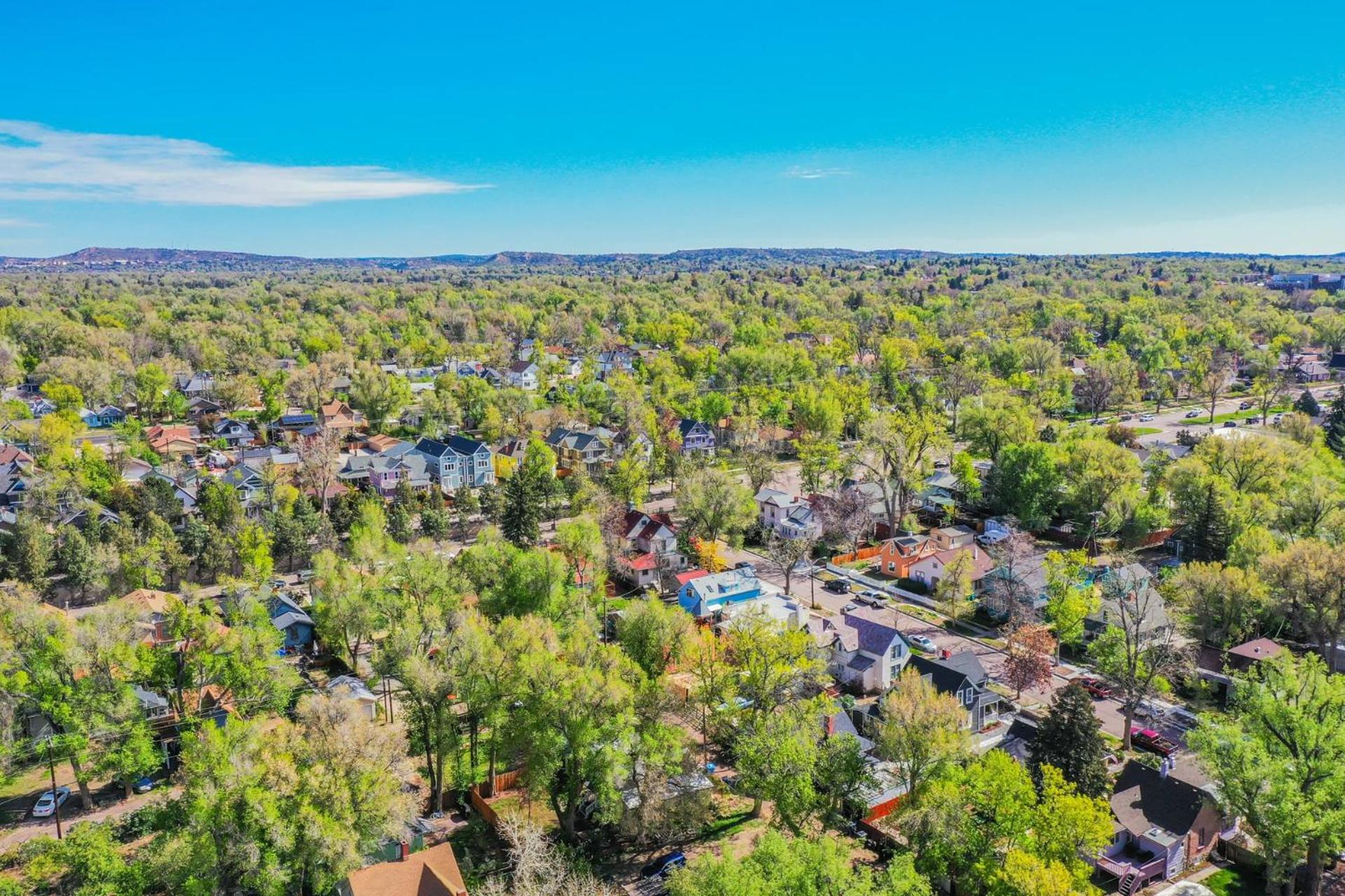 3BR Custom Build with Firepit Downtown Nearby