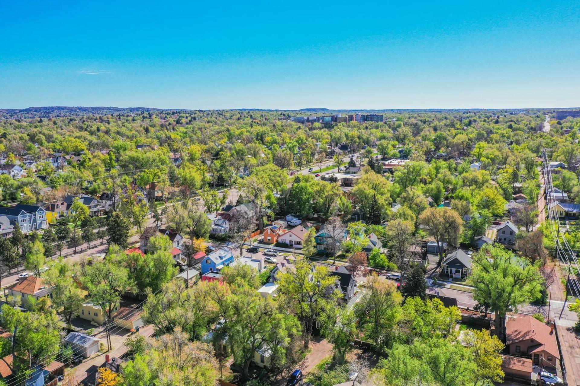 3BR Custom Build with Firepit Downtown Nearby