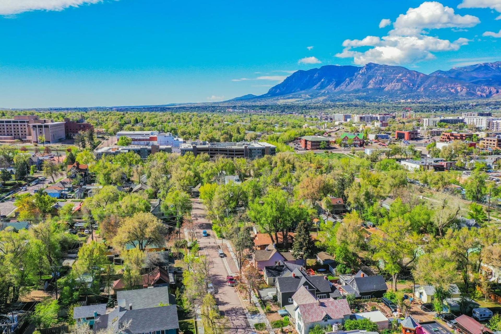 3BR Custom Build with Firepit Downtown Nearby