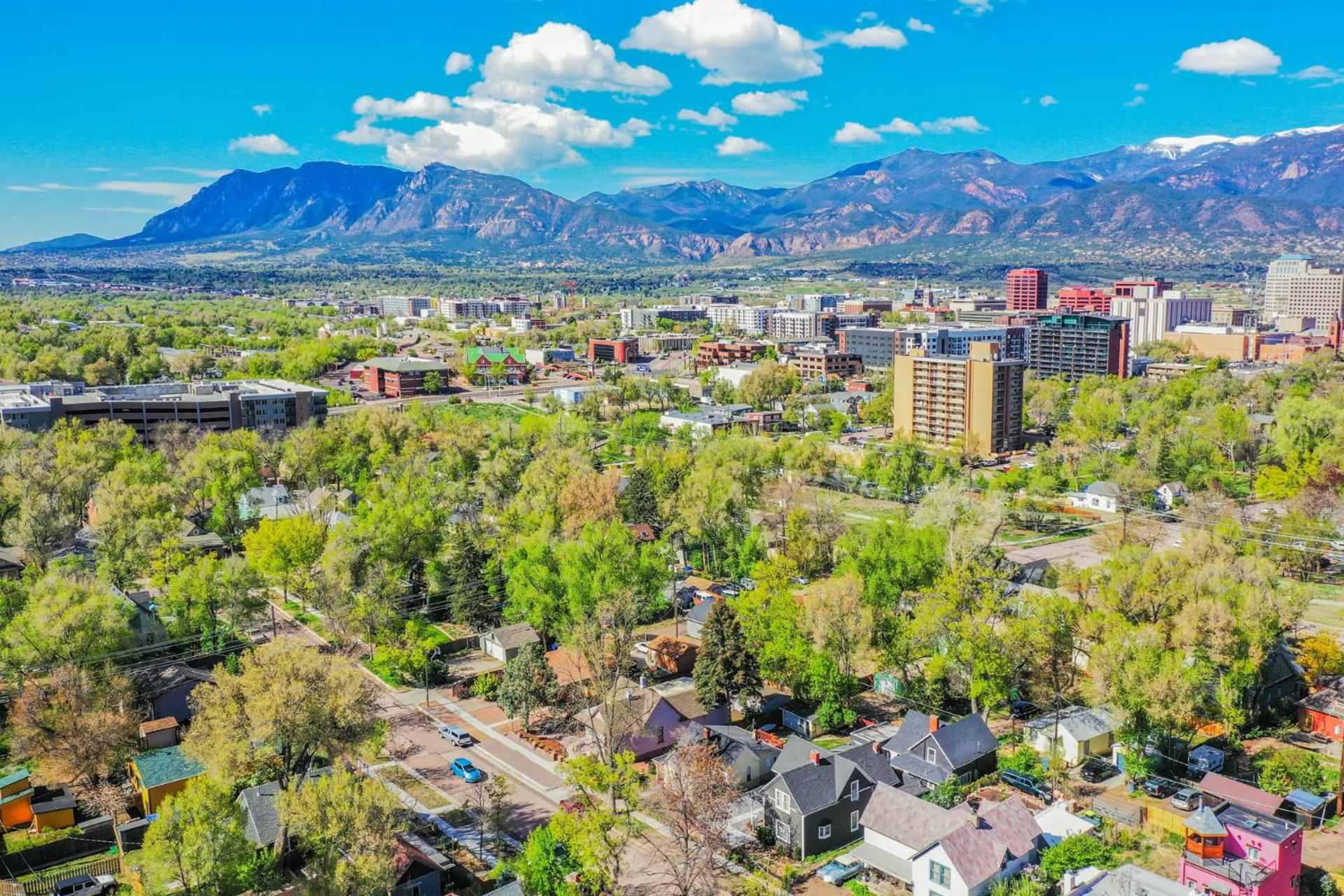 3BR Custom Build with Firepit Downtown Nearby