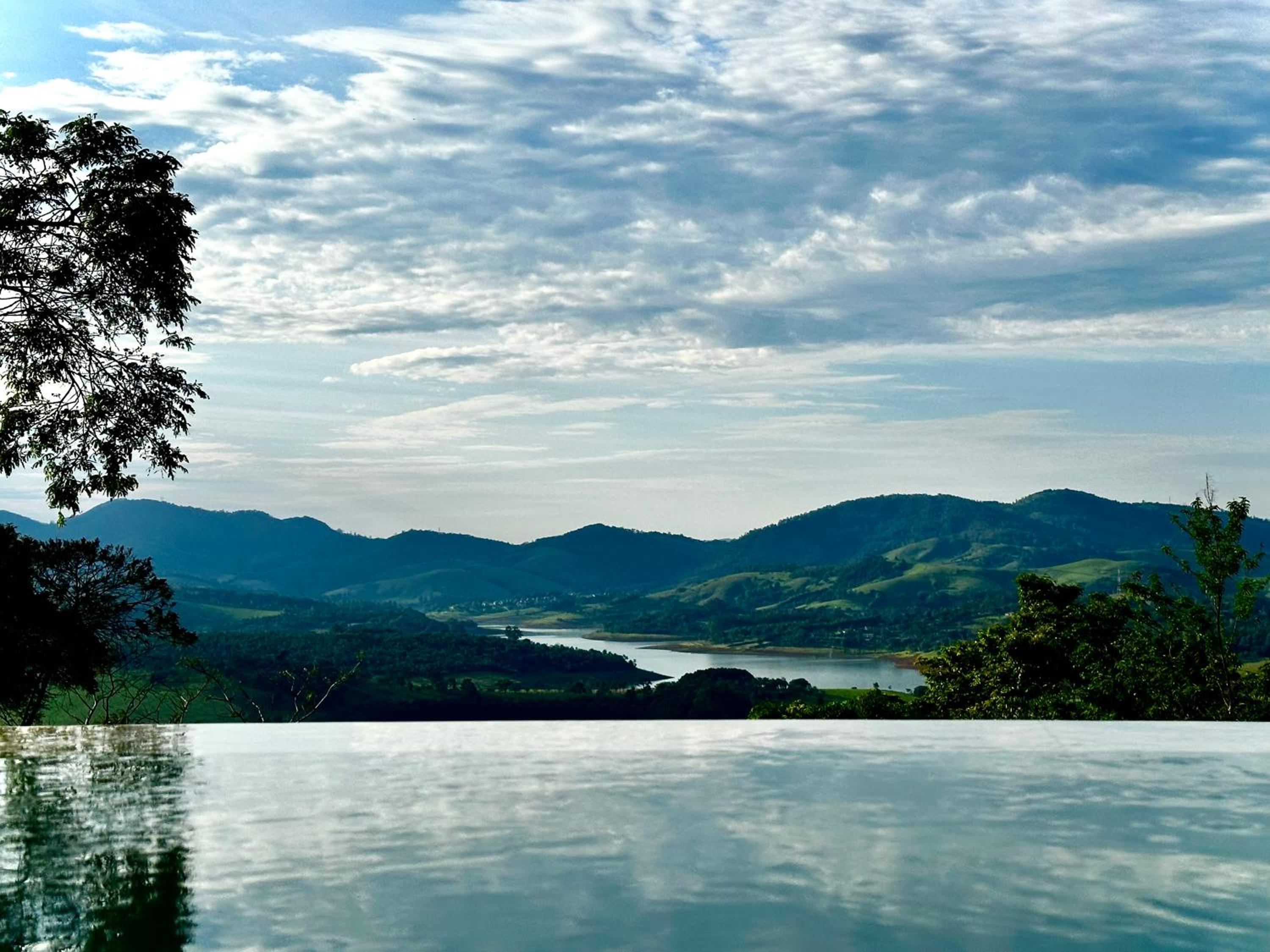Chalé com borda infinita vista para represa
