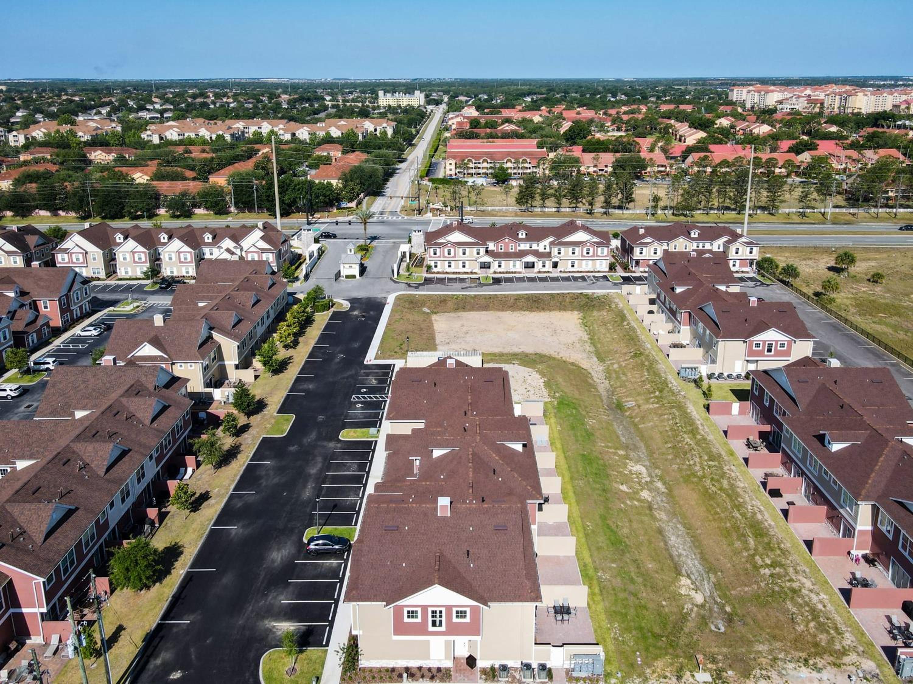 Fabulous Paradise 3BR Townhouse near Disney and outlets