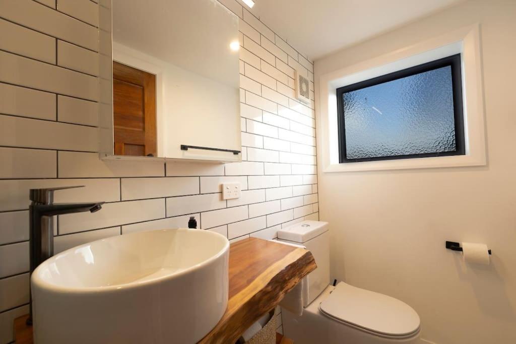 Hamilton Vacations - Beautiful tiny house near Hamilton Lake - Property Image 2