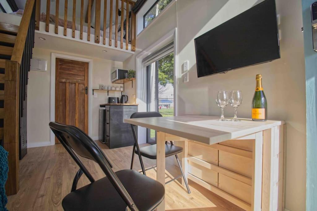 Hamilton Vacations - Beautiful tiny house near Hamilton Lake - Property Image 11