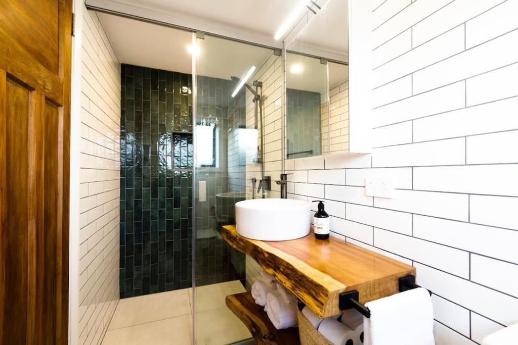 Hamilton Vacations - Beautiful tiny house near Hamilton Lake - Property Image 10