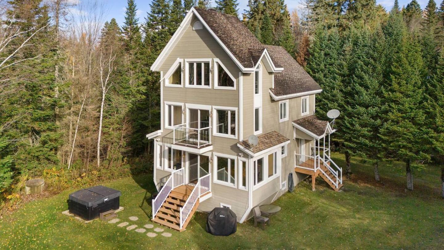*NEW* Stunning Waterfront Bright Chalet with Spa