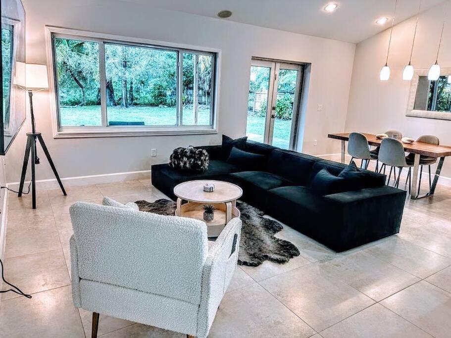 S&H Unlimited Luxury West Palm 3 Bedroom Home view 2
