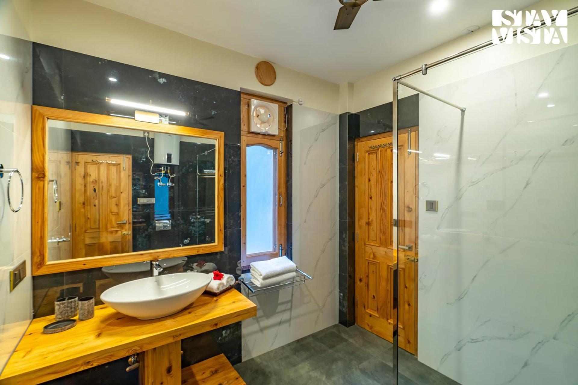 StayVista at Amritalaya - Luxury Villa with Bonfire in Raison