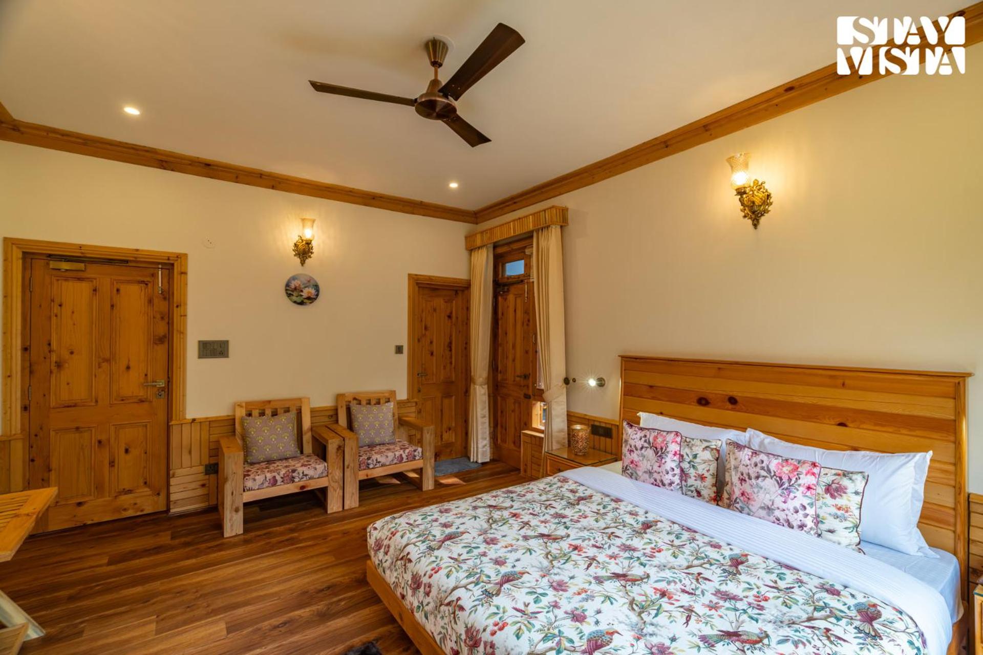 StayVista at Amritalaya - Luxury Villa with Bonfire in Raison
