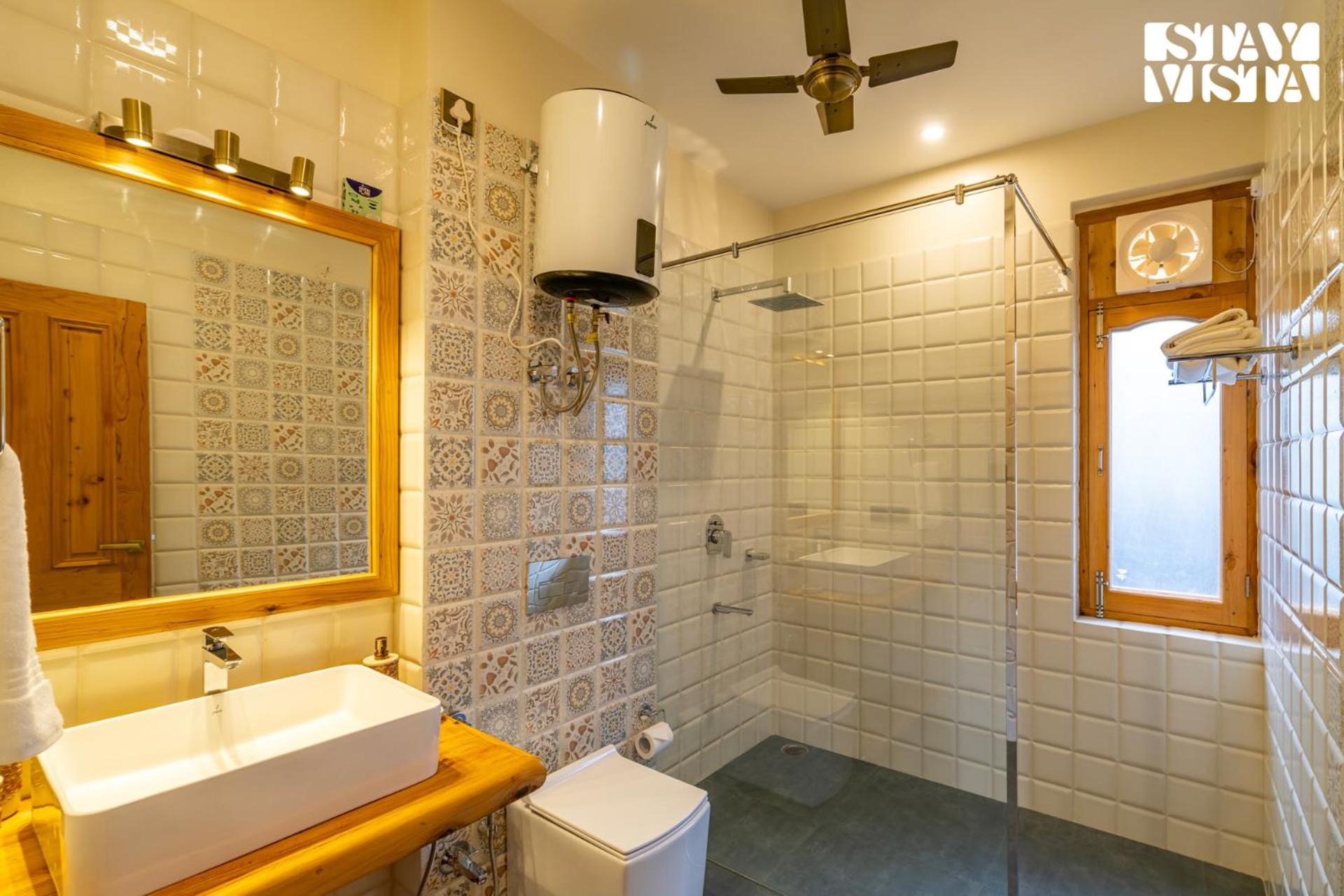 StayVista at Amritalaya - Luxury Villa with Bonfire in Raison