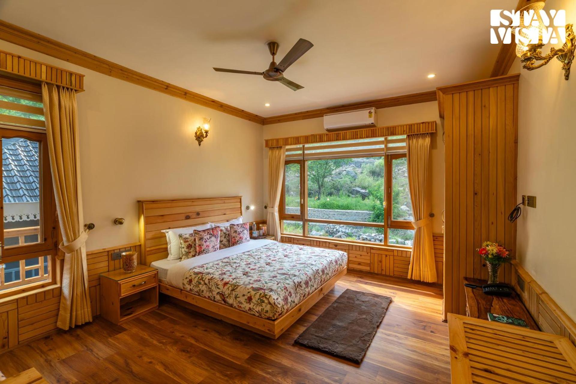 StayVista at Amritalaya - Luxury Villa with Bonfire in Raison