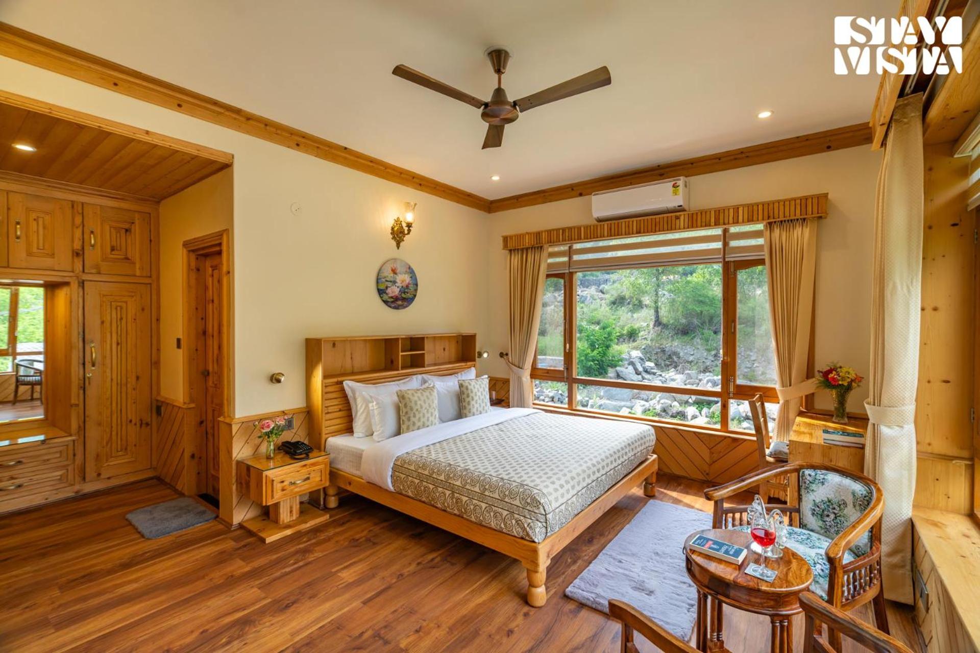 StayVista at Amritalaya - Luxury Villa with Bonfire in Raison