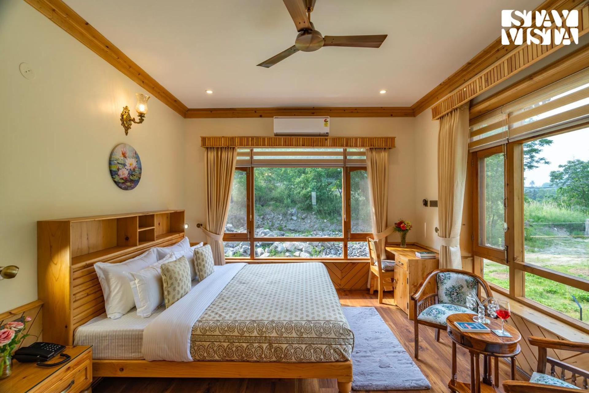 StayVista at Amritalaya - Luxury Villa with Bonfire in Raison