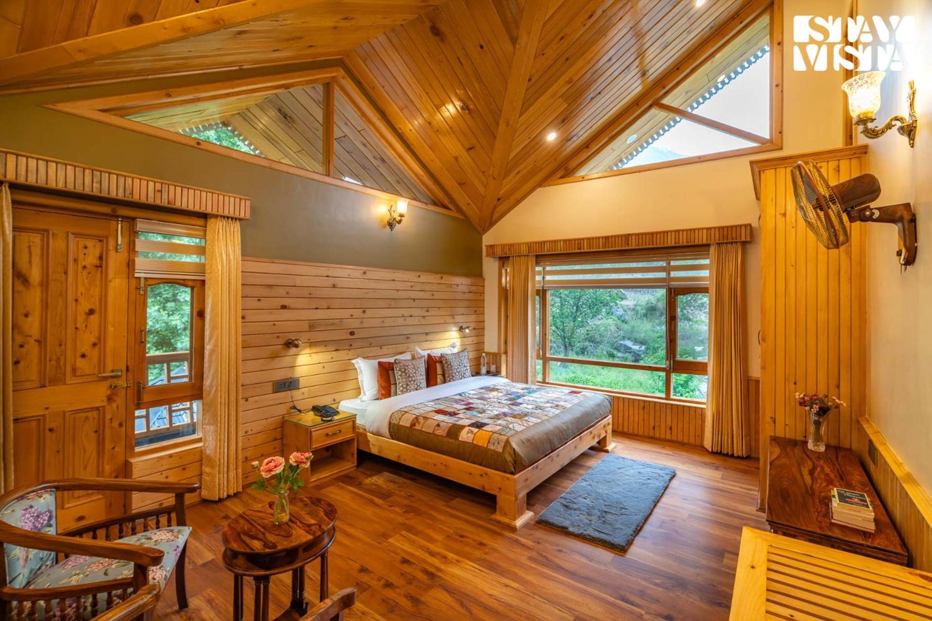 StayVista at Amritalaya - Luxury Villa with Bonfire in Raison