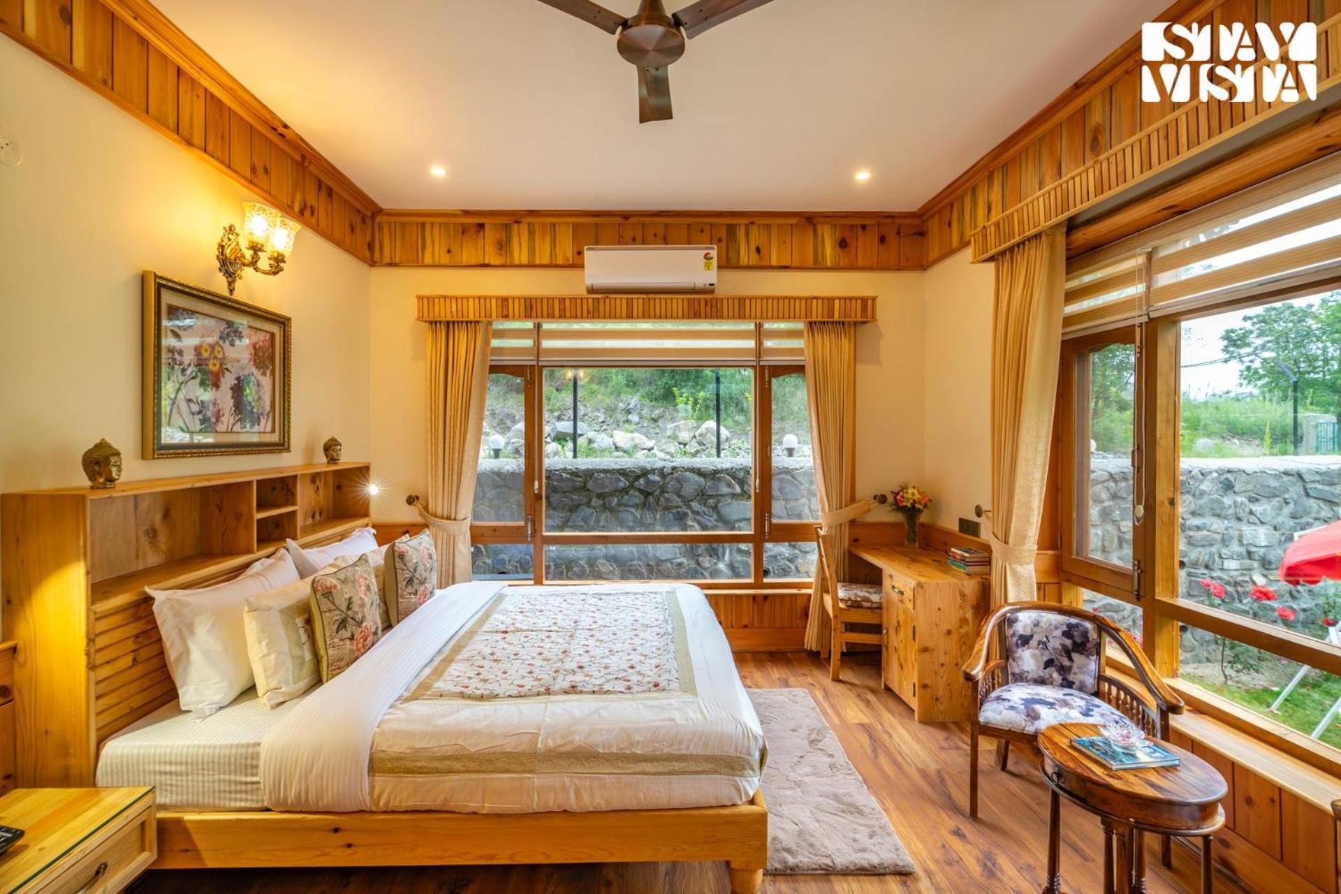 StayVista at Amritalaya - Luxury Villa with Bonfire in Raison