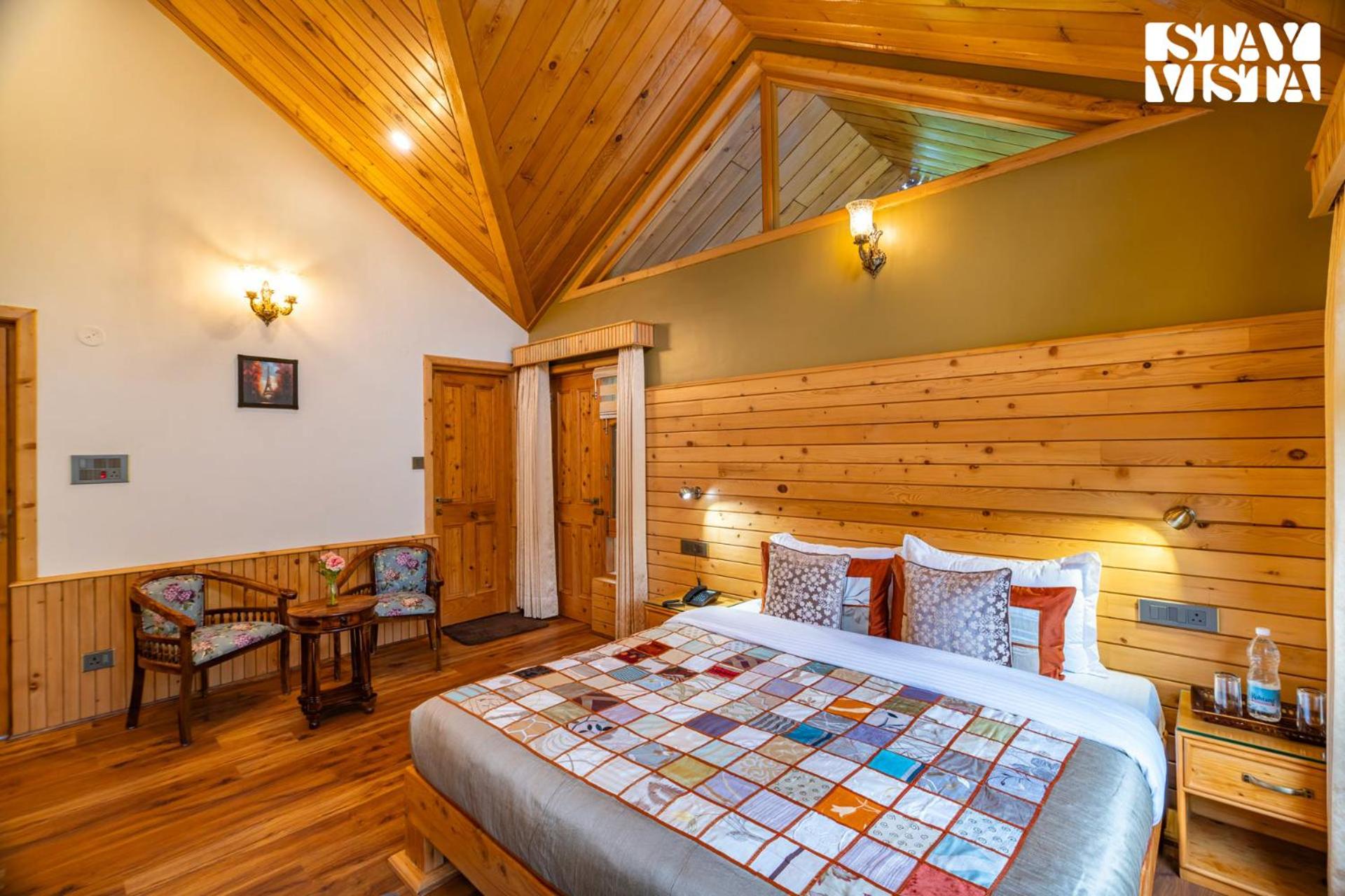 StayVista at Amritalaya - Luxury Villa with Bonfire in Raison