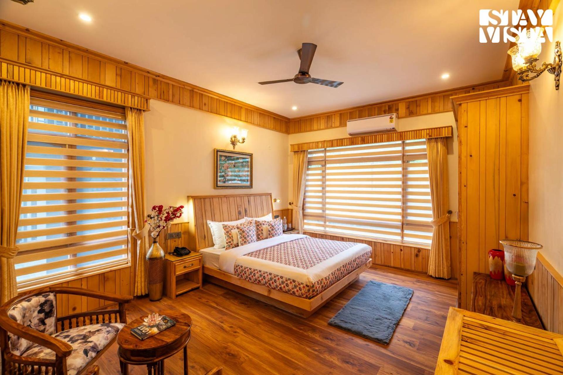 StayVista at Amritalaya - Luxury Villa with Bonfire in Raison