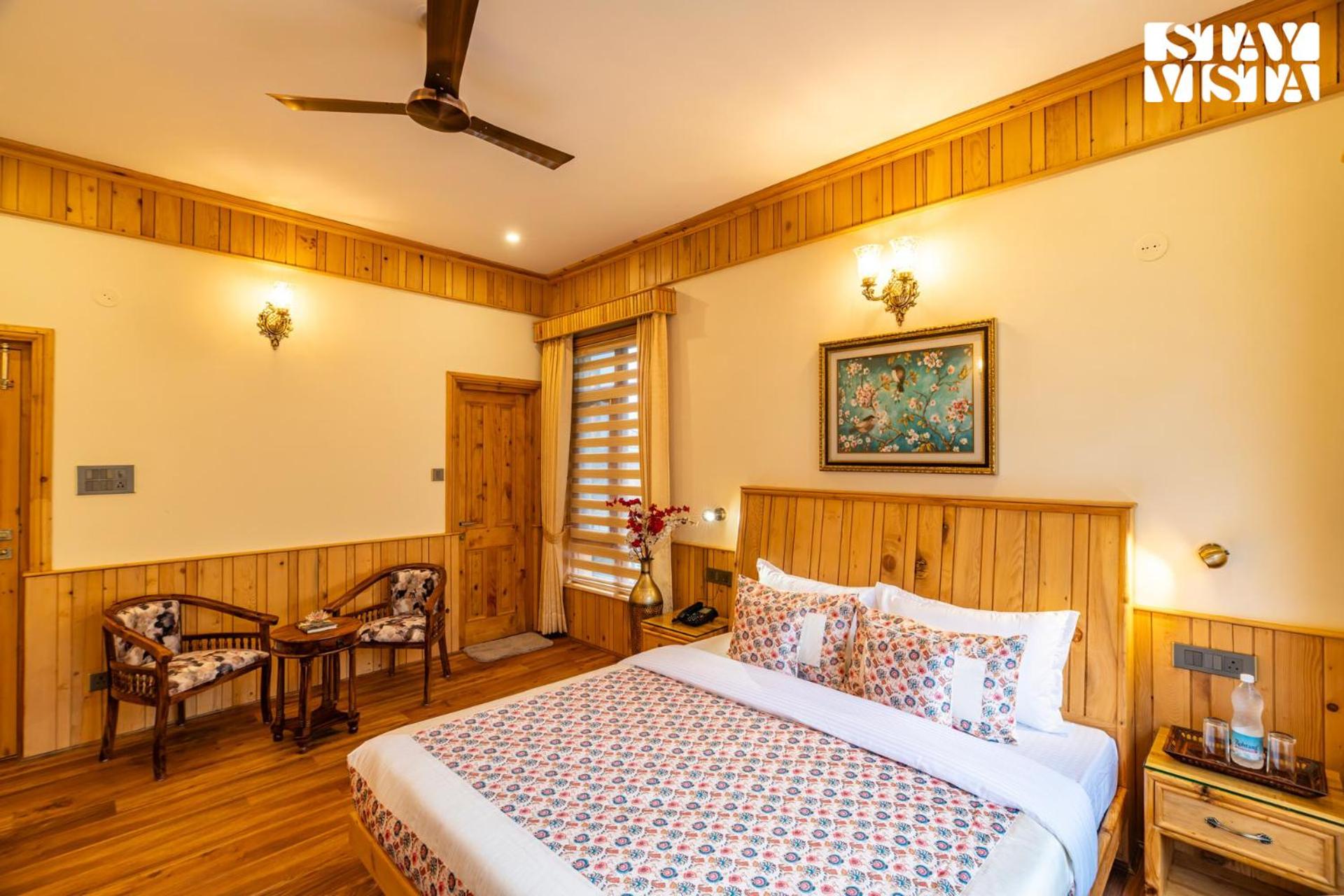 StayVista at Amritalaya - Luxury Villa with Bonfire in Raison