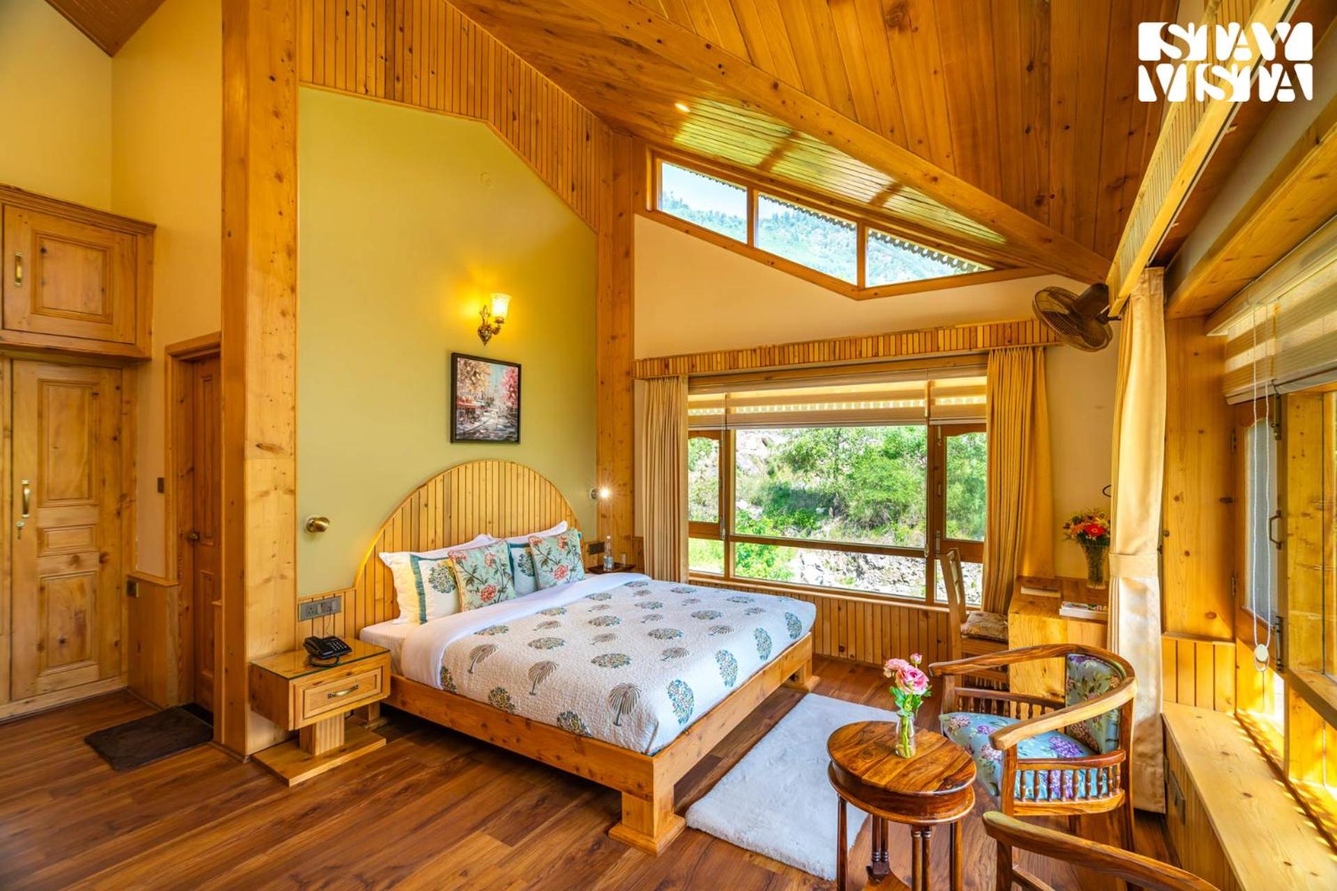 StayVista at Amritalaya - Luxury Villa with Bonfire in Raison