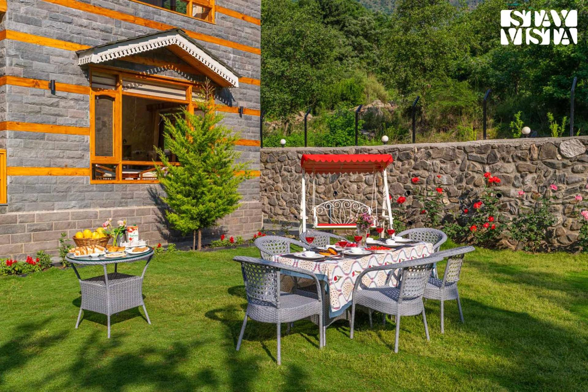 StayVista at Amritalaya - Luxury Villa with Bonfire in Raison