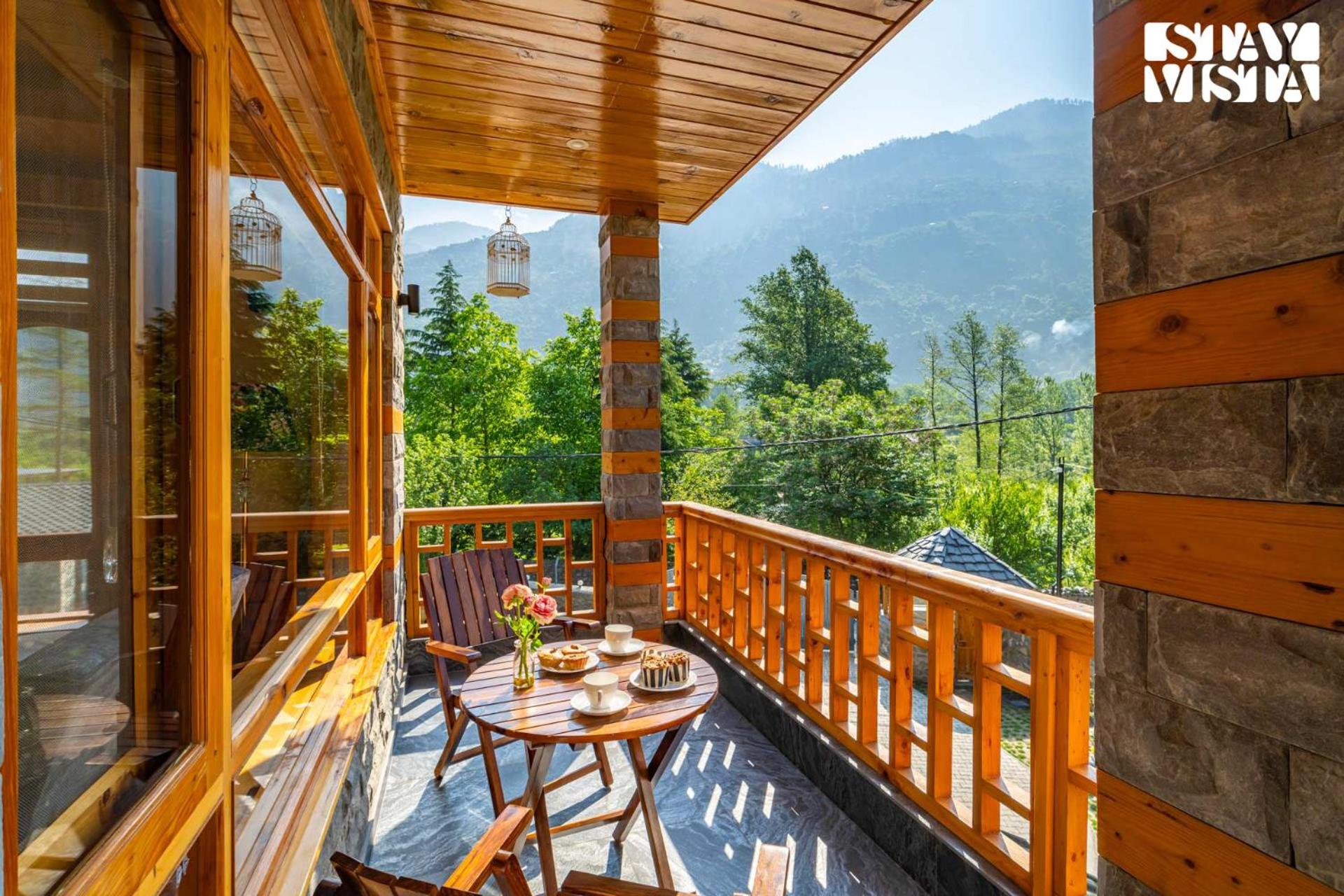 StayVista at Amritalaya - Luxury Villa with Bonfire in Raison