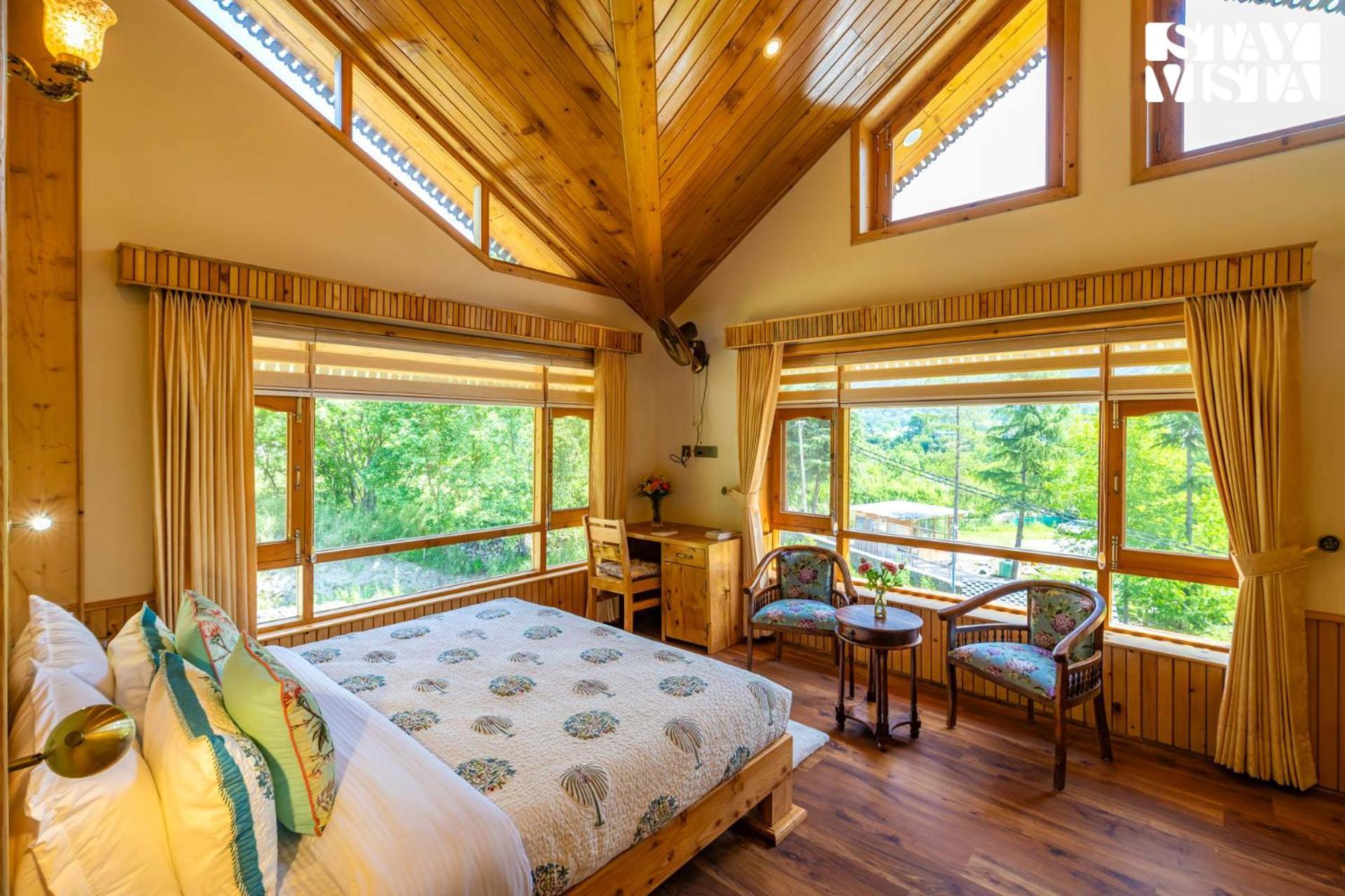 StayVista at Amritalaya - Luxury Villa with Bonfire in Raison