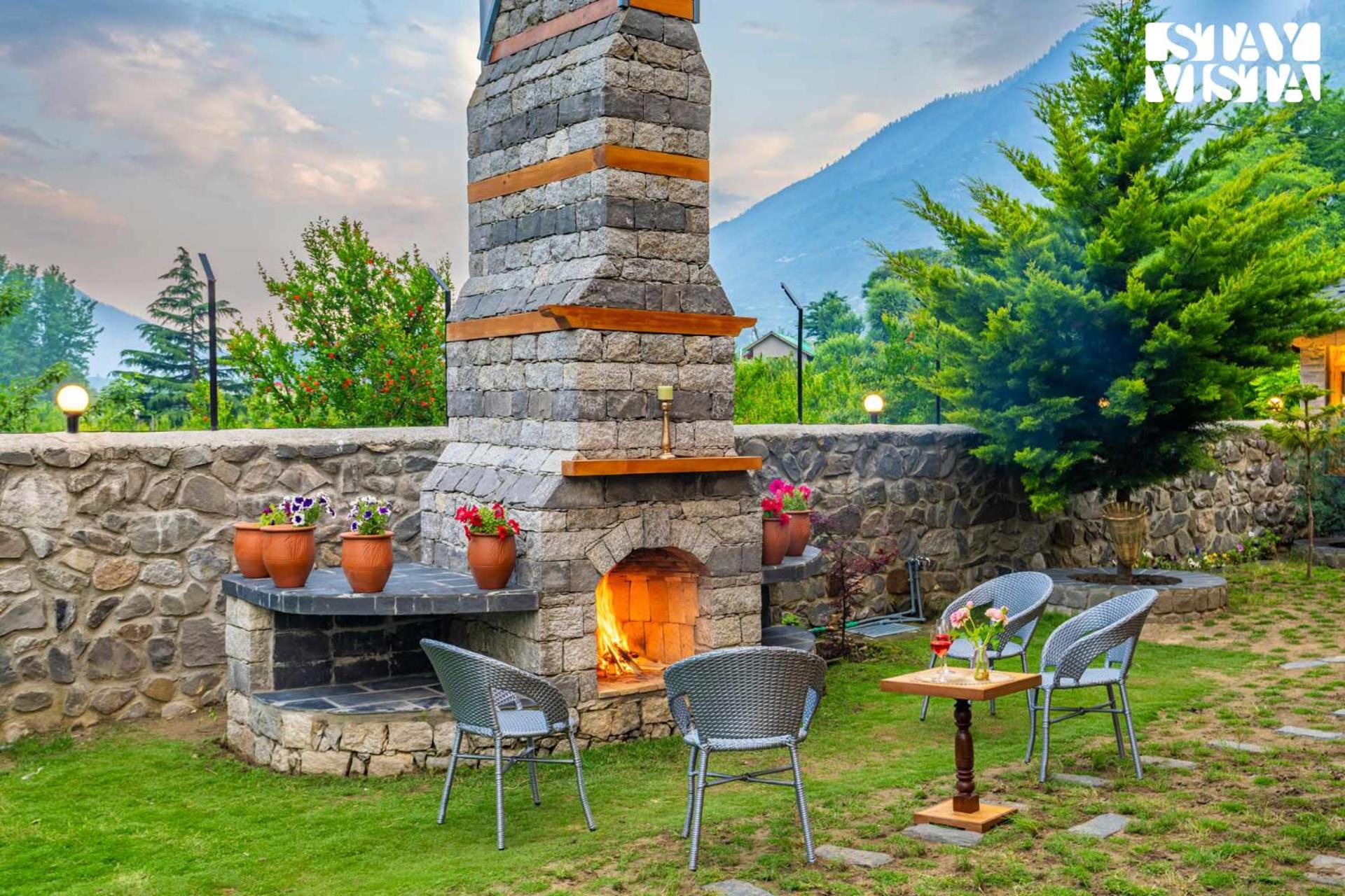 StayVista at Amritalaya - Luxury Villa with Bonfire in Raison