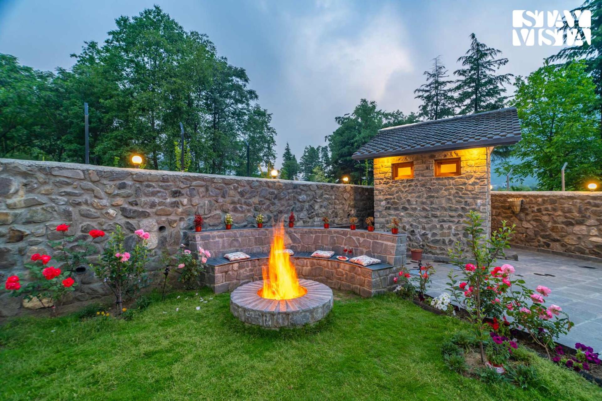 StayVista at Amritalaya - Luxury Villa with Bonfire in Raison