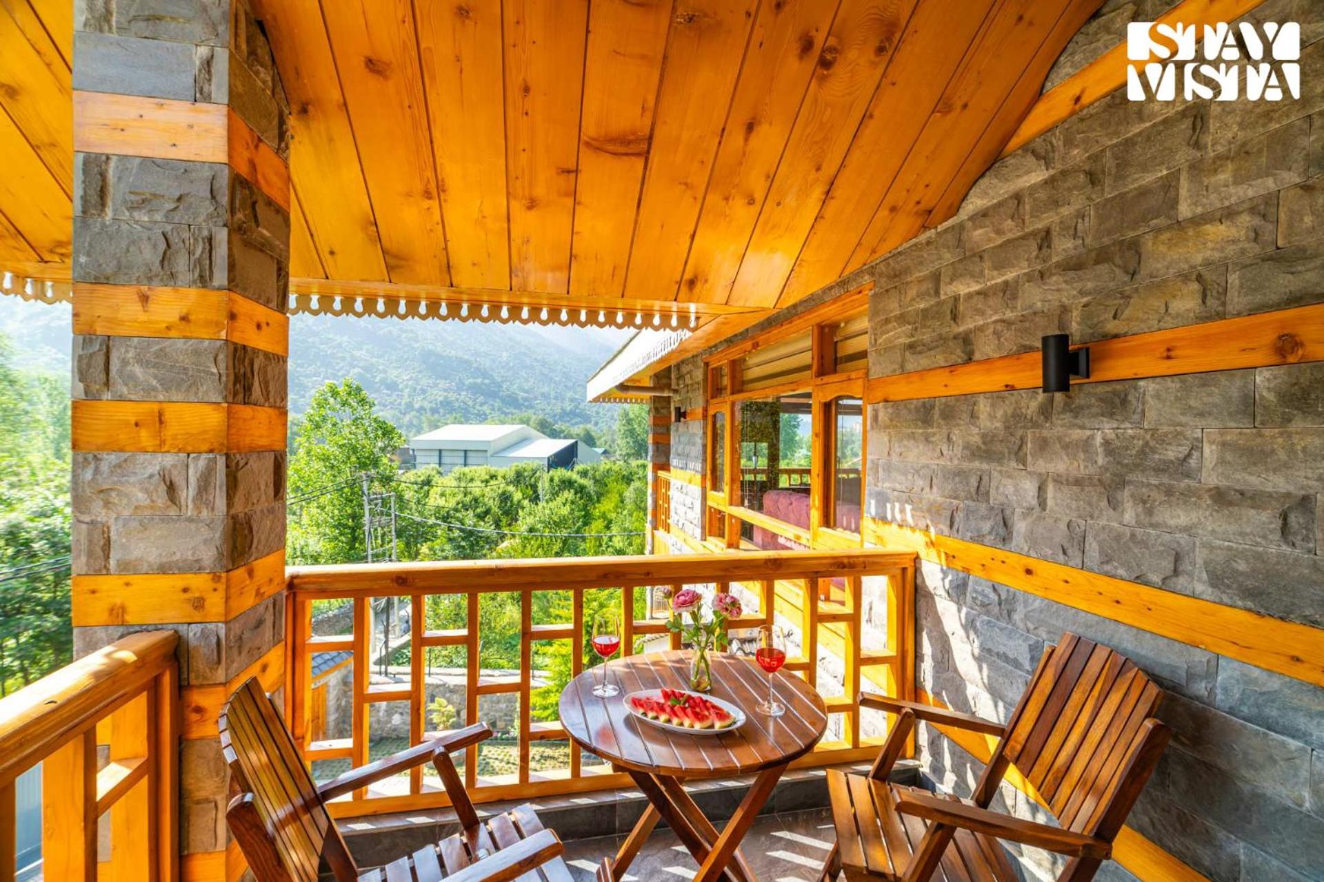 StayVista at Amritalaya - Luxury Villa with Bonfire in Raison