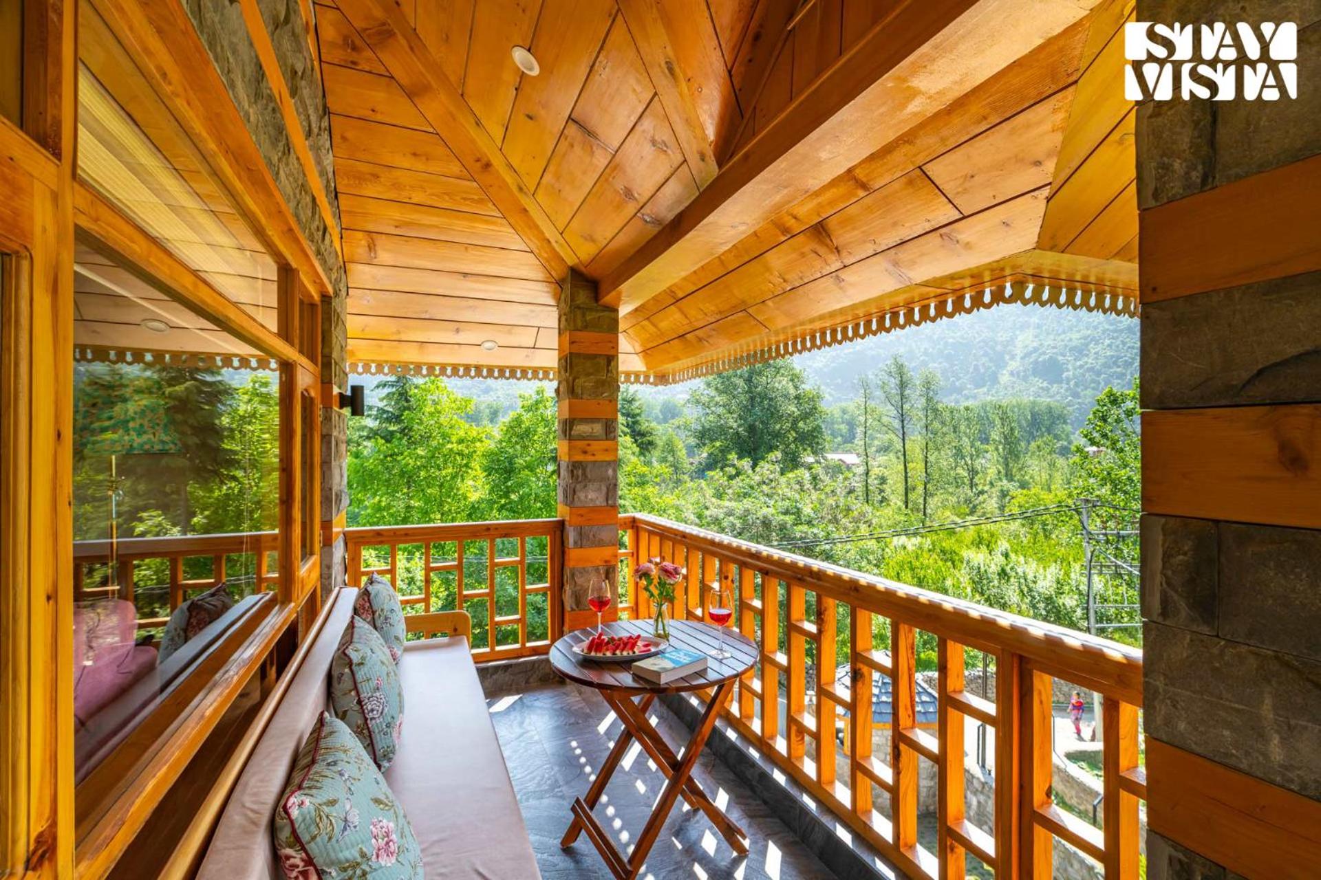 StayVista at Amritalaya - Luxury Villa with Bonfire in Raison