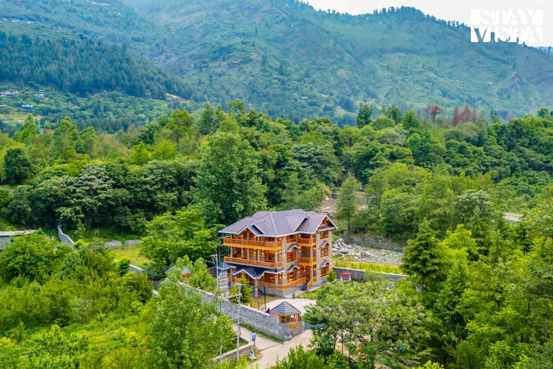StayVista at Amritalaya - Luxury Villa with Bonfire in Raison