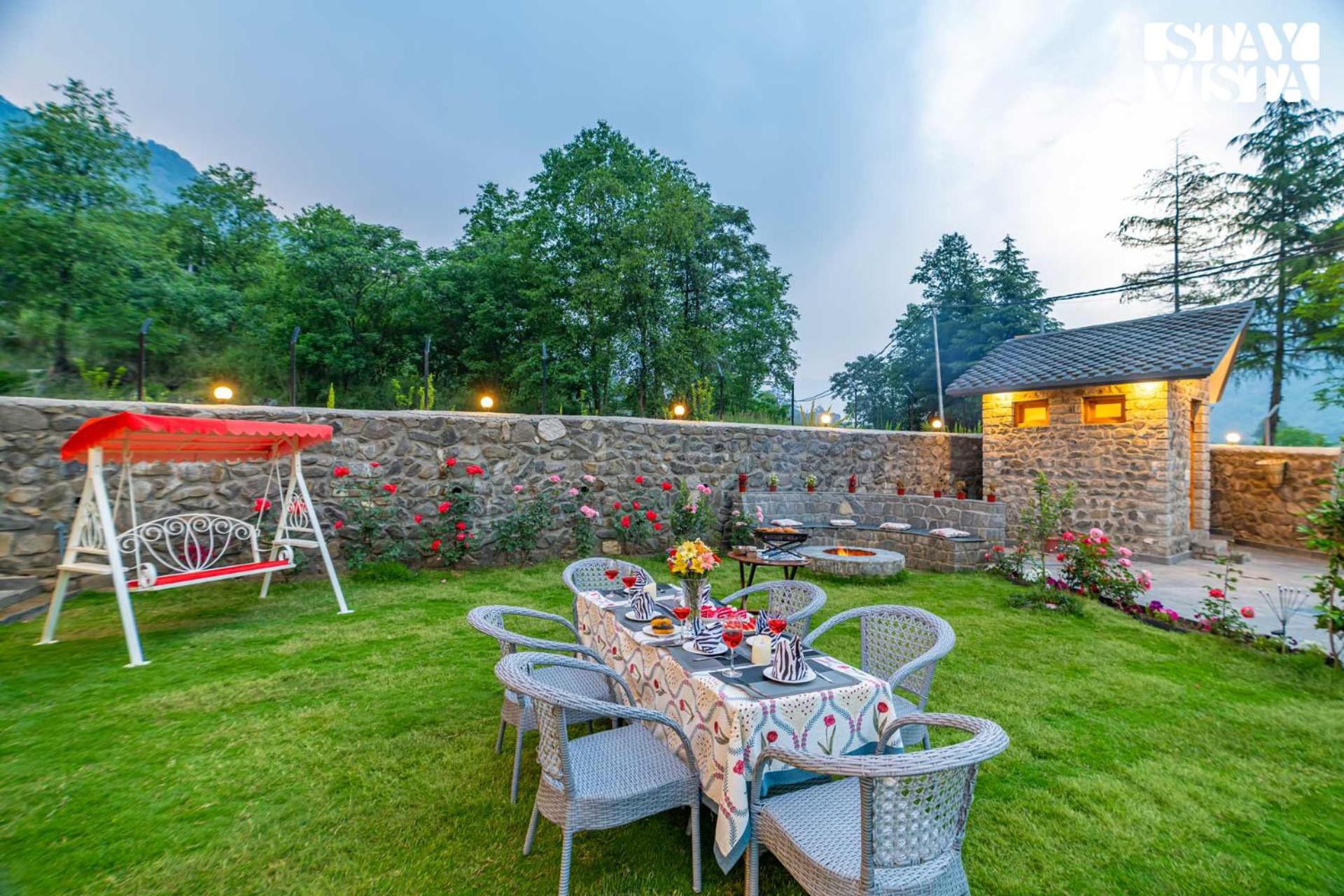 StayVista at Amritalaya - Luxury Villa with Bonfire in Raison