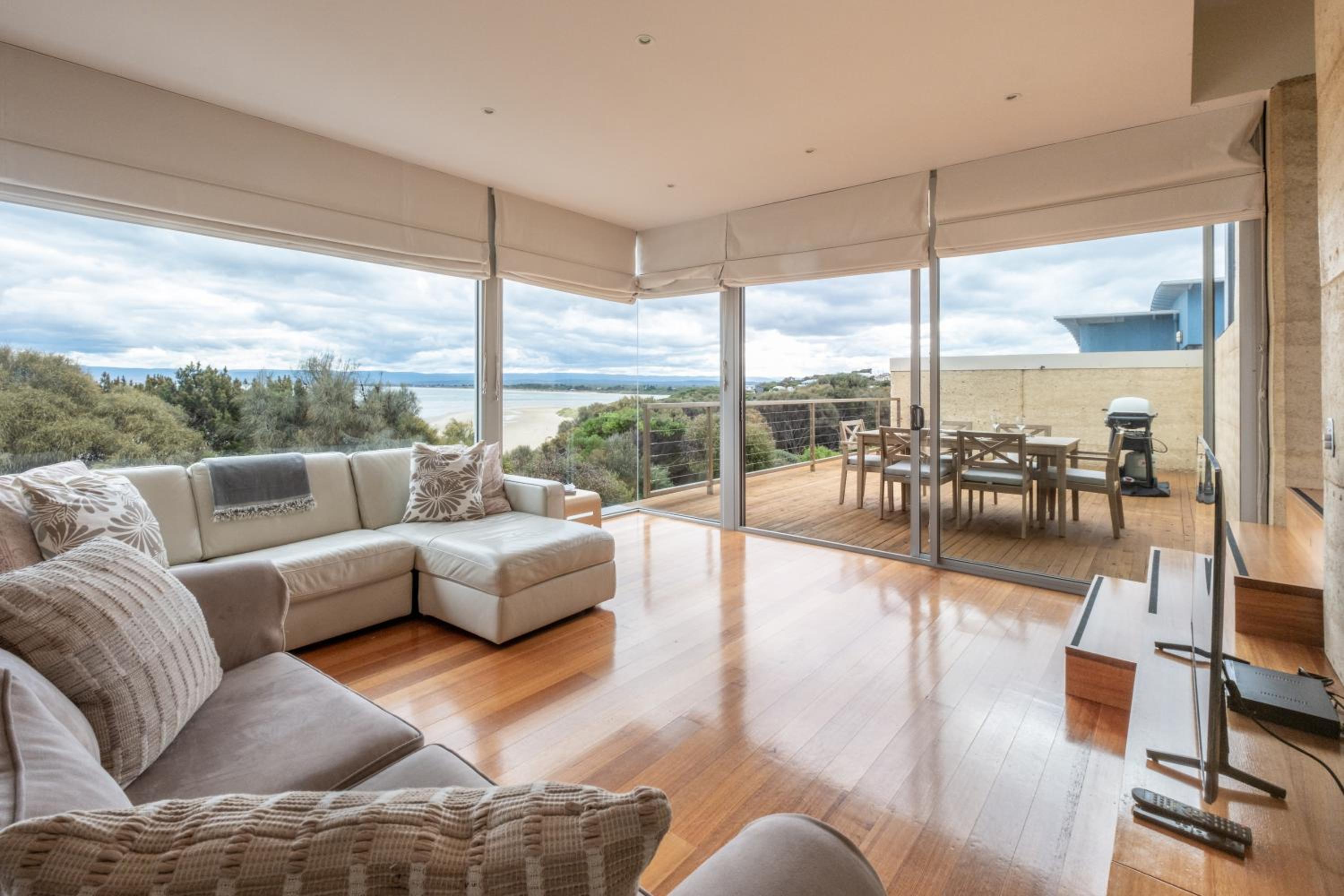 Sea View ~ ultimate beachside retreat!