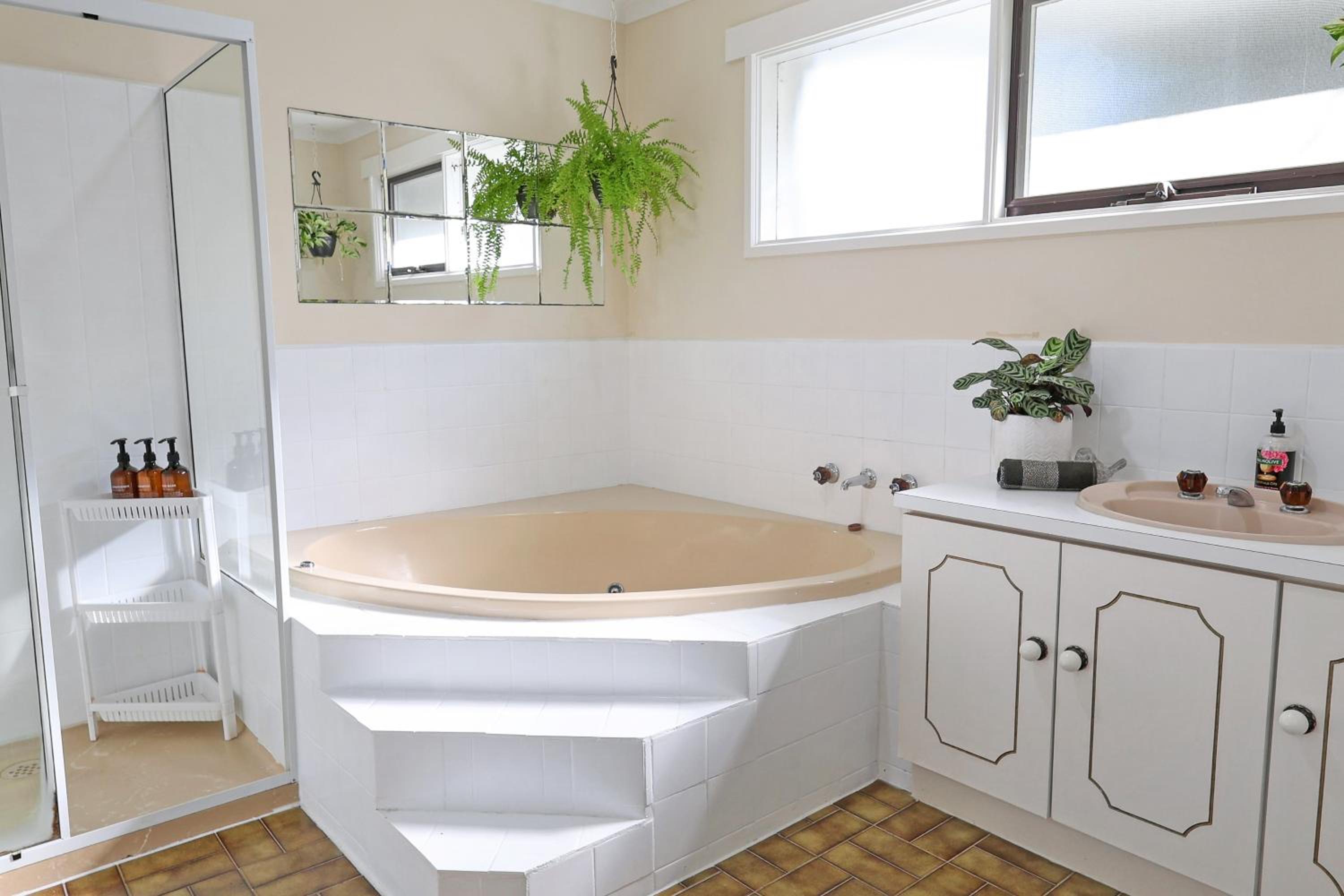 Riverview Retreat - Pool - Sleeps 8 By HostyCo