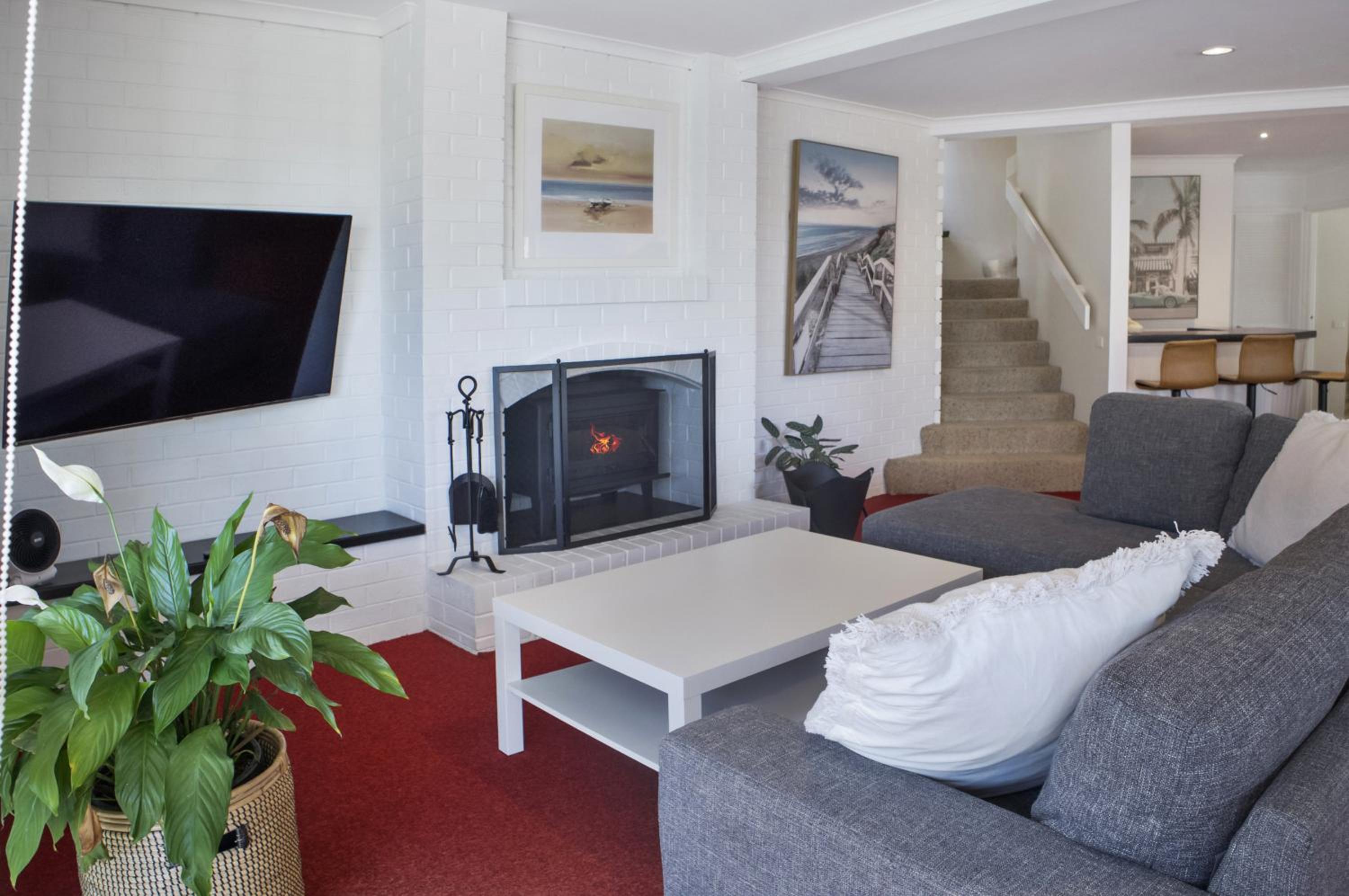 Riverview Retreat - Pool - Sleeps 8 By HostyCo