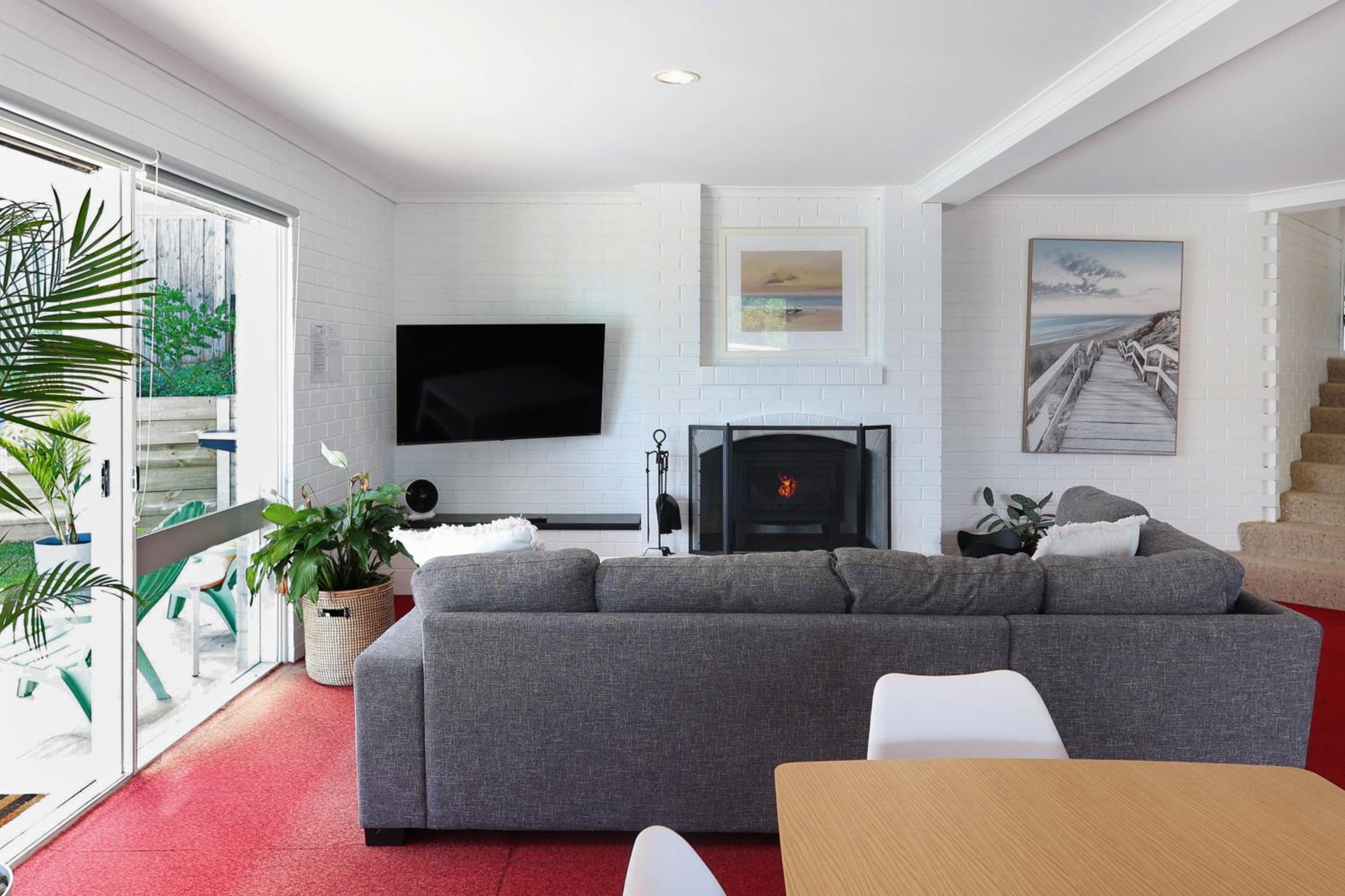 Riverview Retreat - Pool - Sleeps 8 By HostyCo