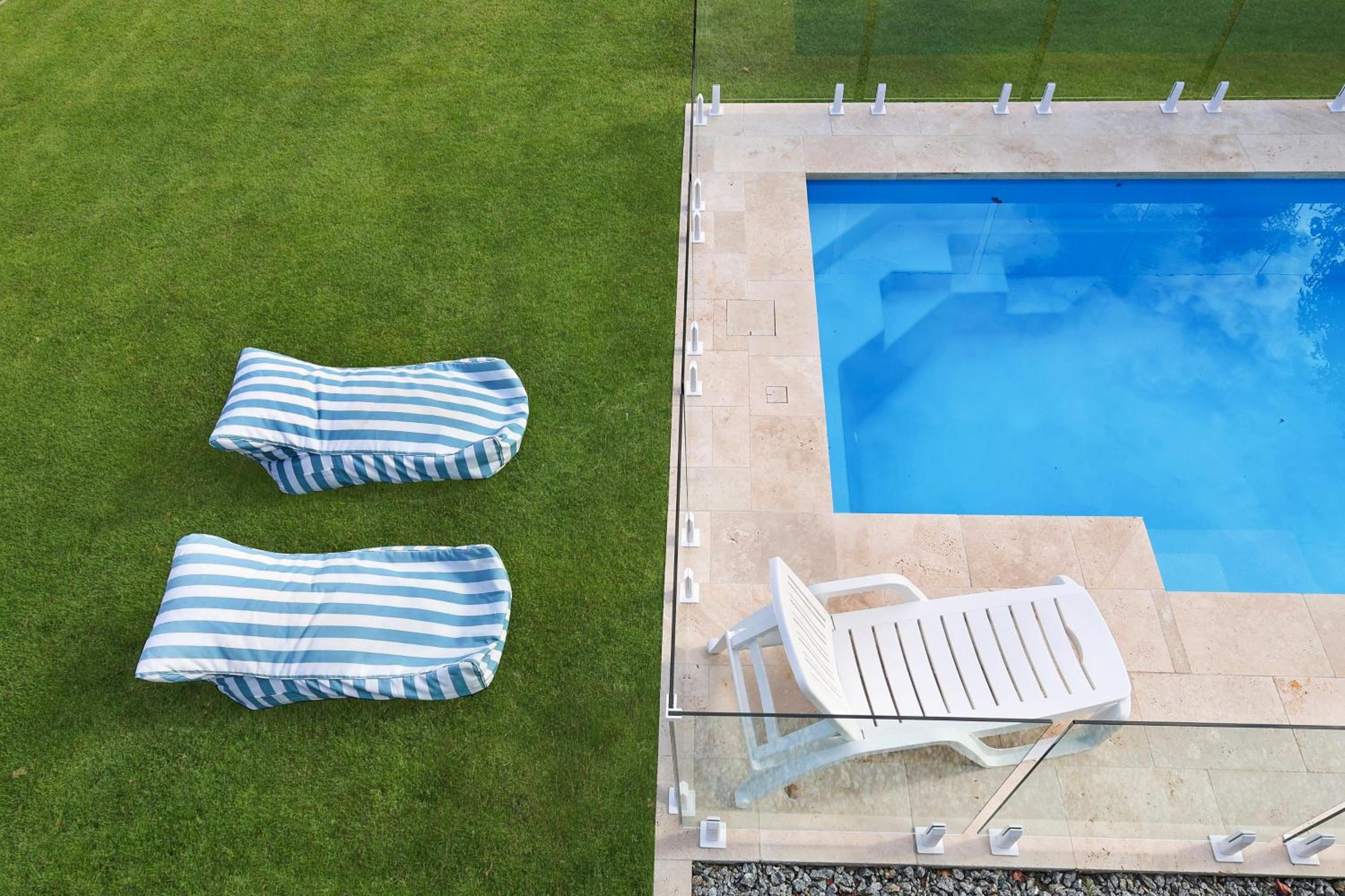 Riverview Retreat - Pool - Sleeps 8 By HostyCo