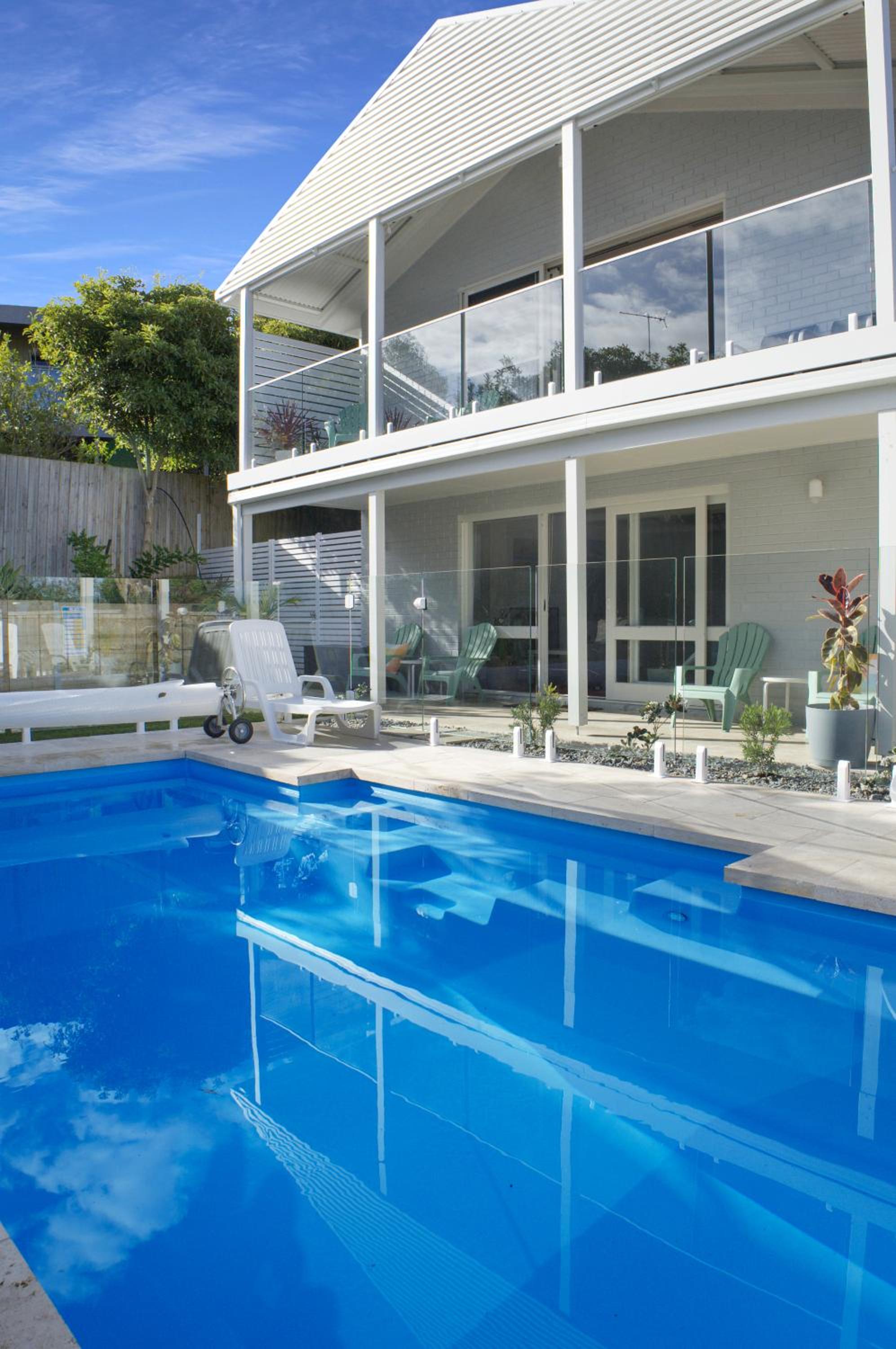 Riverview Retreat - Pool - Sleeps 8 By HostyCo