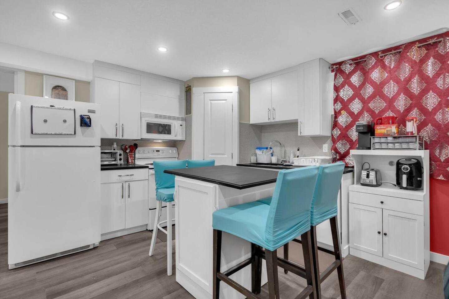 240 Spacious Modern Home w AC