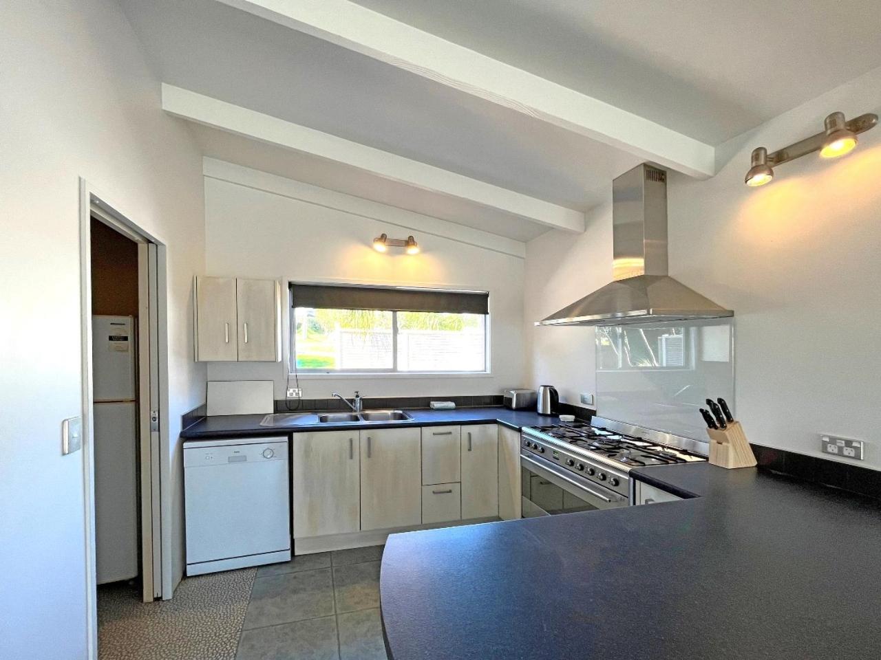 Oneroa Village Beach House- Stay Waiheke view 4